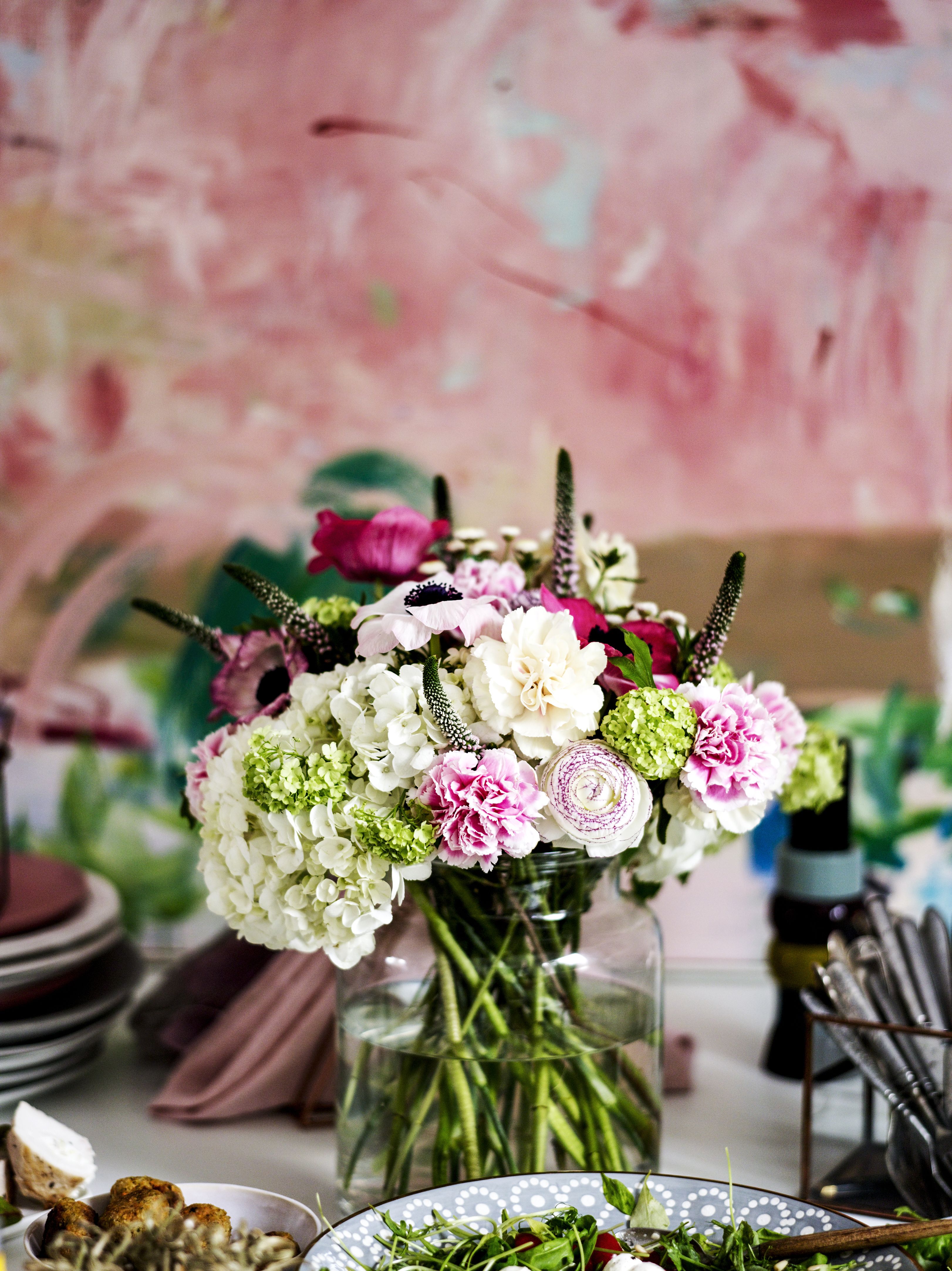 Juhlapöytä ei tarvitse muuta koristelua kuin ison kimpun kukkia.