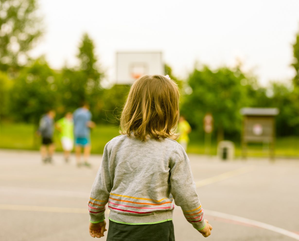 Yhdenkään lapsen ei pitäisi seistä yksin koulun pihalla ja ajatella, ettei hän kelpaa mukaan.