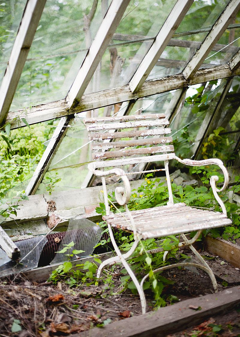 Kuluneet esineet luovat kasvihuoneeseen nostalgisen tunnelman.