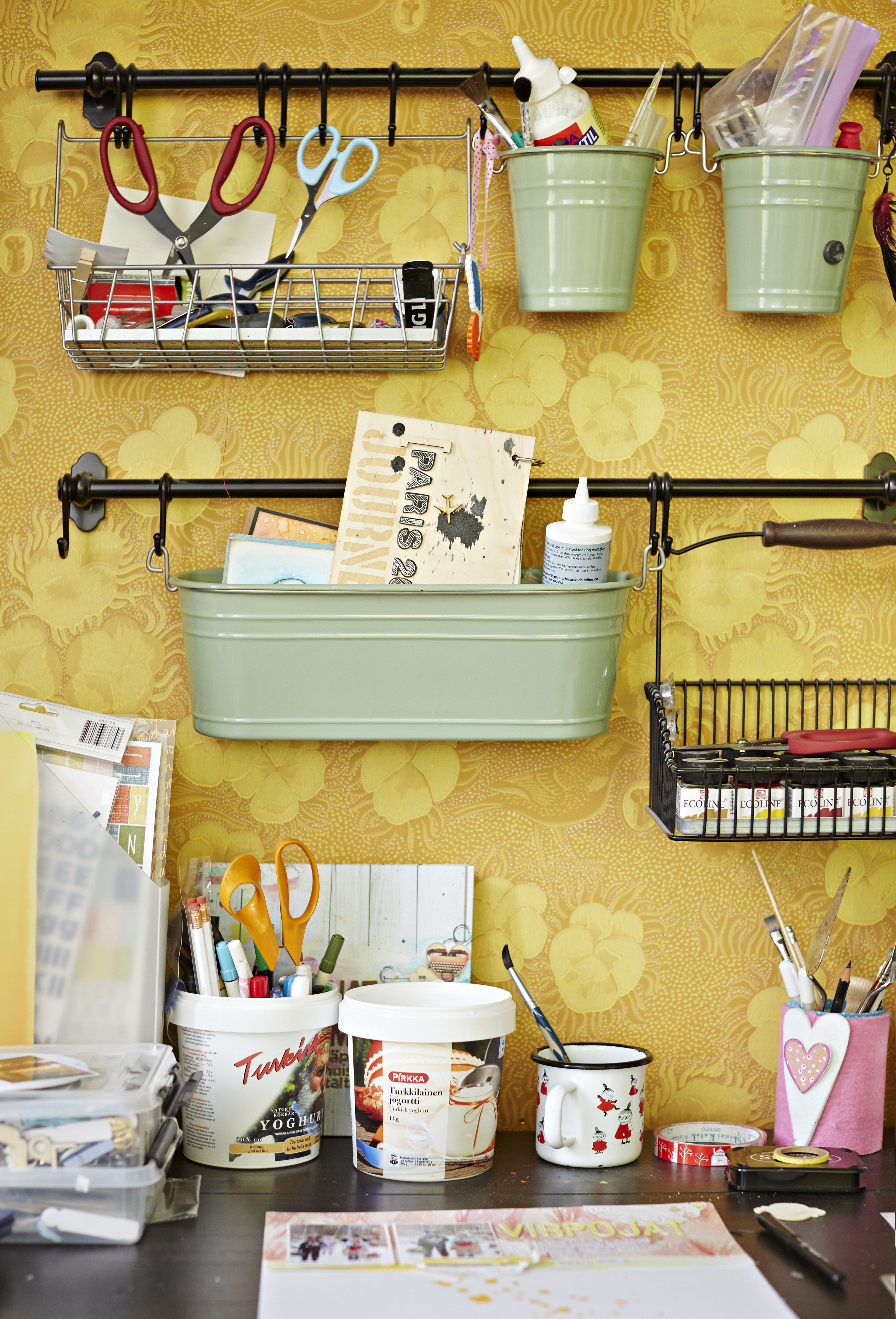 Askartelijan perustyökalut ovat liima, sakset ja paperileikkuri.