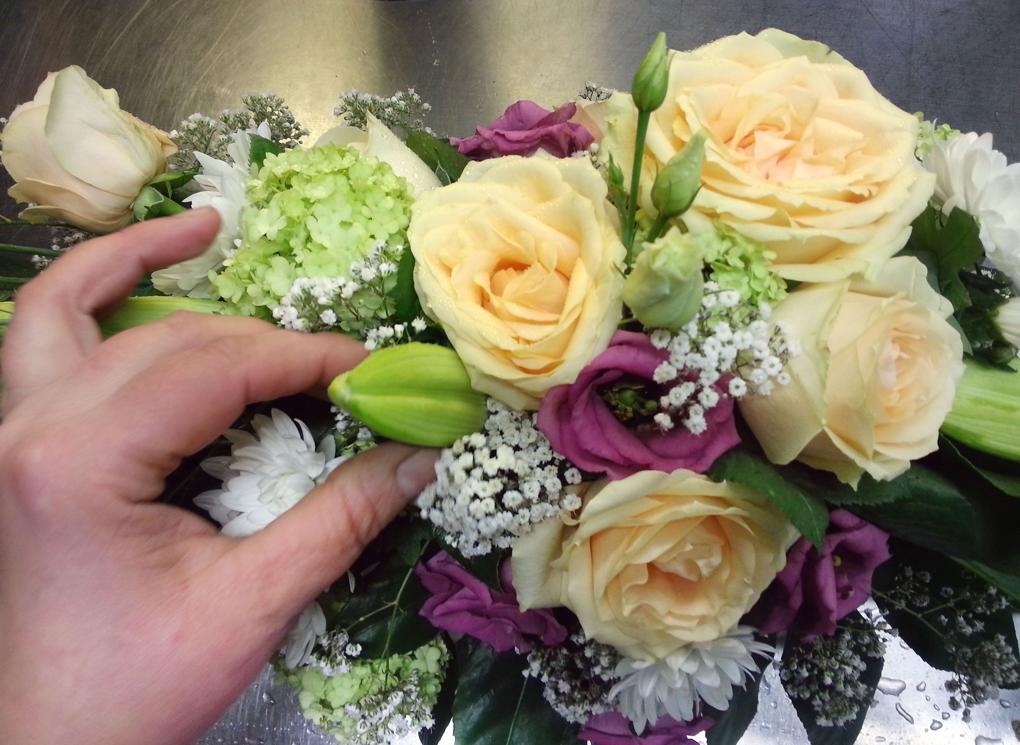 Kun Anu-Maarit tekee asiakkaalle kukkakimpun, he keskustelevat yhdessä, kenelle kimppu tulee: millaiselle ihmiselle, miksi, mitkä ovat hänen lempivärejään?