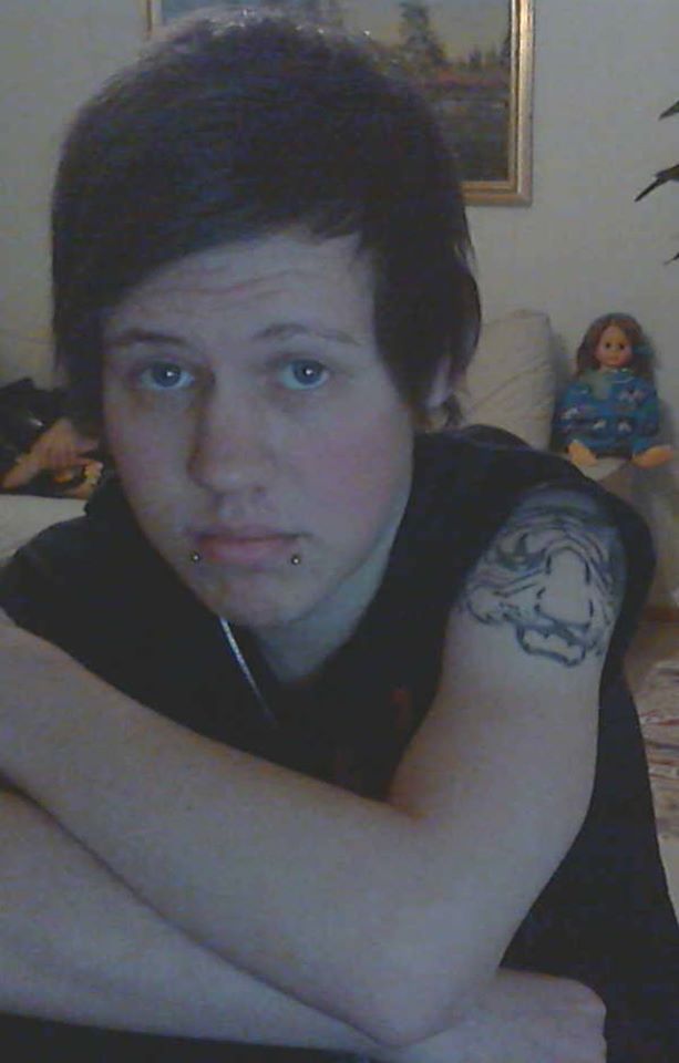 Äitini tatuoi käteeni tiikerin. Se on päättäväinen, kuten minäkin.