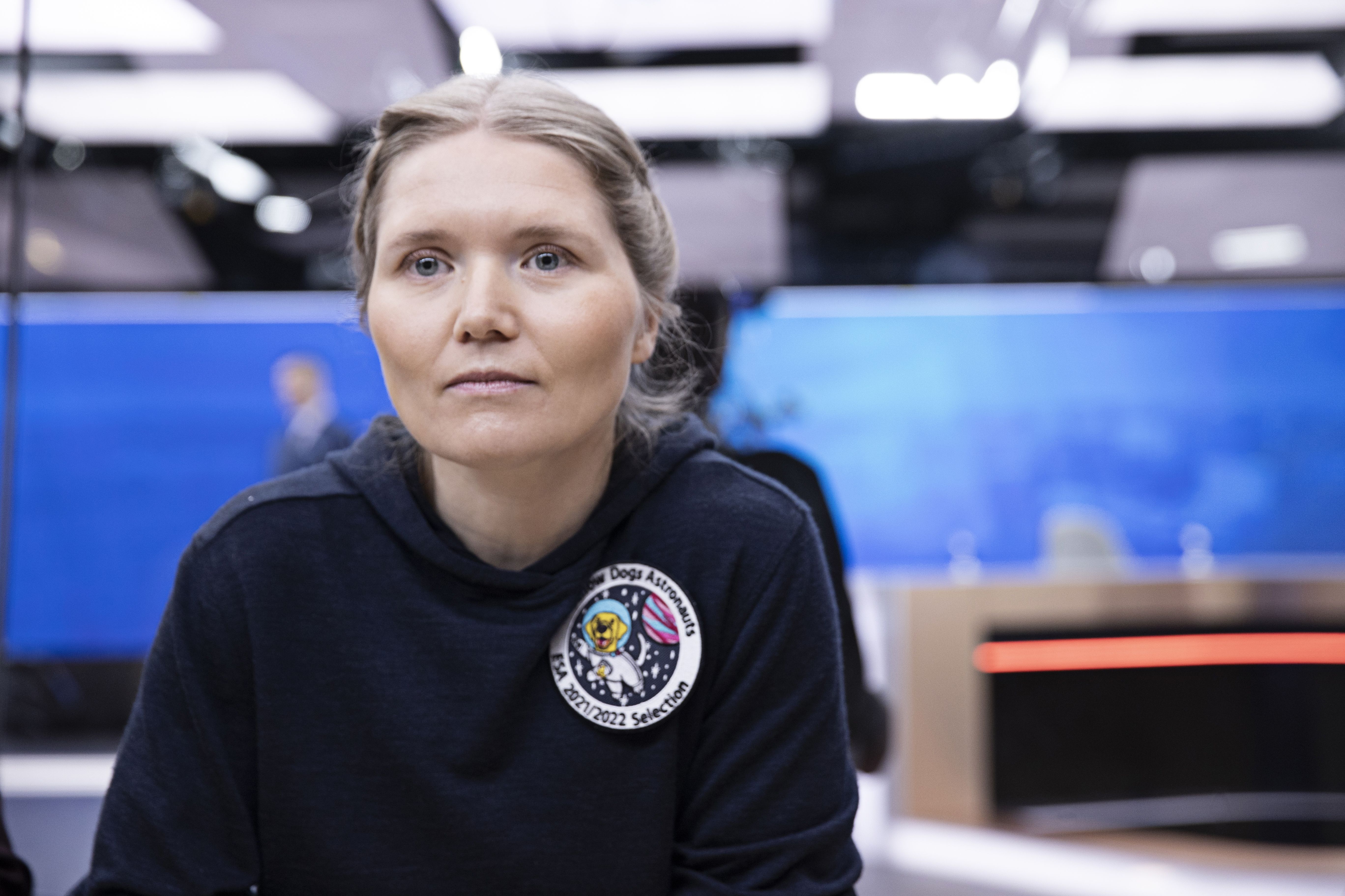 Yellow Dogs Astronauts -rintamerkin suunnitteli nainen, joka kuului astronauttihaussa samaan ryhmään Sinin kanssa. ”Meillä oli tosi hyvä ryhmä, huipputyyppejä!”