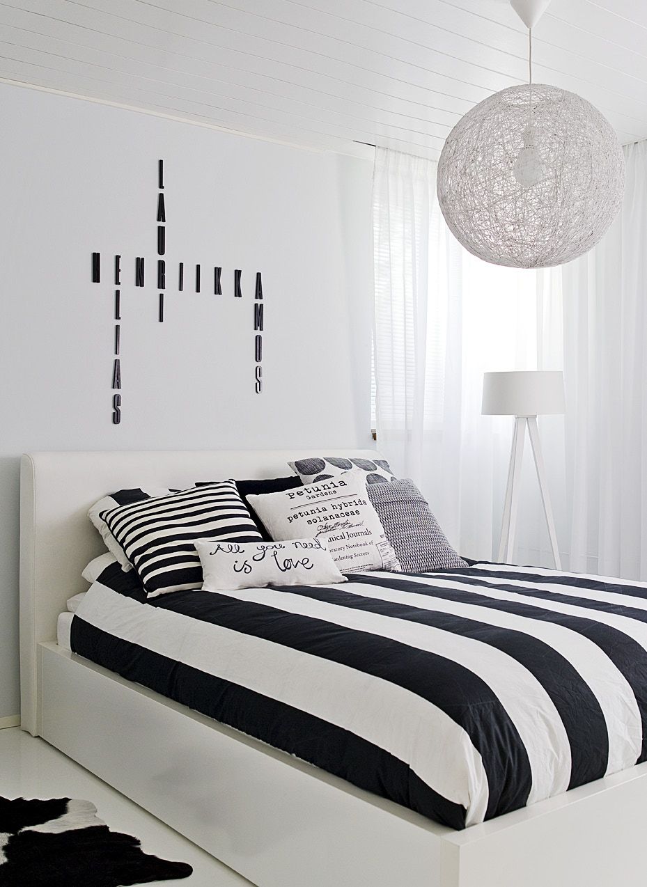 Henriikka rakastaa tyynyillä ja kirjaimilla sisustamista. ”Kirjainvillitys on tainnut jo vähän ampua yli, koska niitä on melkein joka huoneessa.”