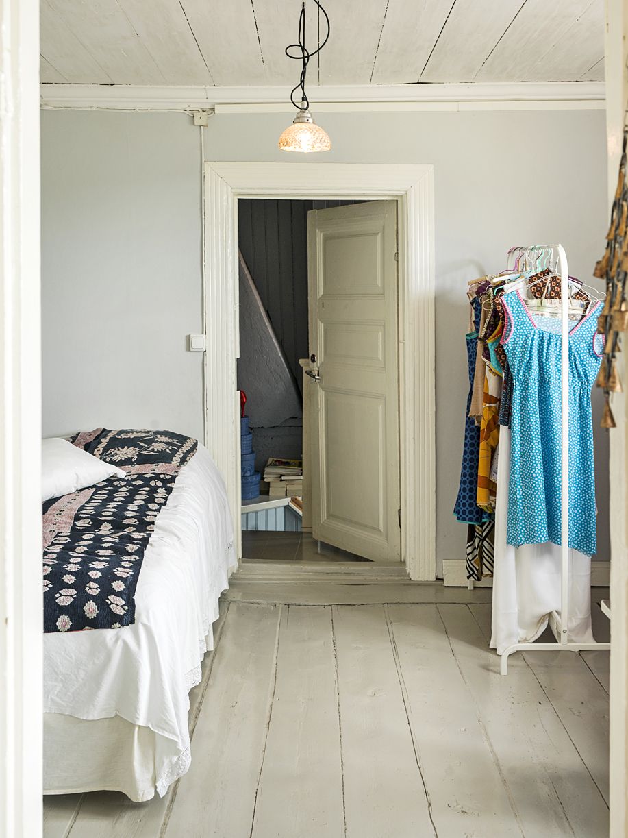 Marian makuuhuoneessa­ on seesteinen tunnelma. Rekissä­ olevat vaatteet tuovat väriä. Moni vaatteista on Marian­ itse ompelema.