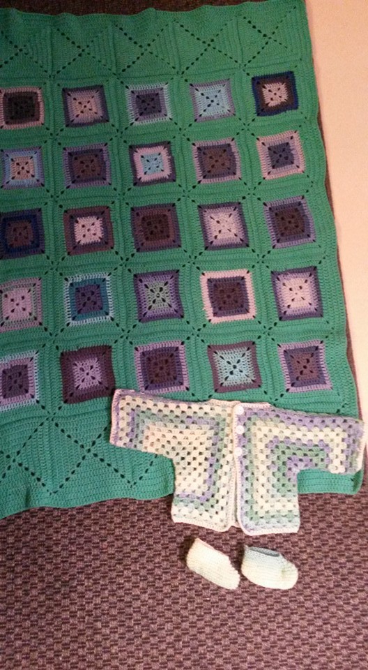 Ylva on virkannut isoäidinneliöitä lapsesta saakka. ”Uskoisin voivani tehdä niitä vaikka silmät sidottuina”, Ylva sanoo.