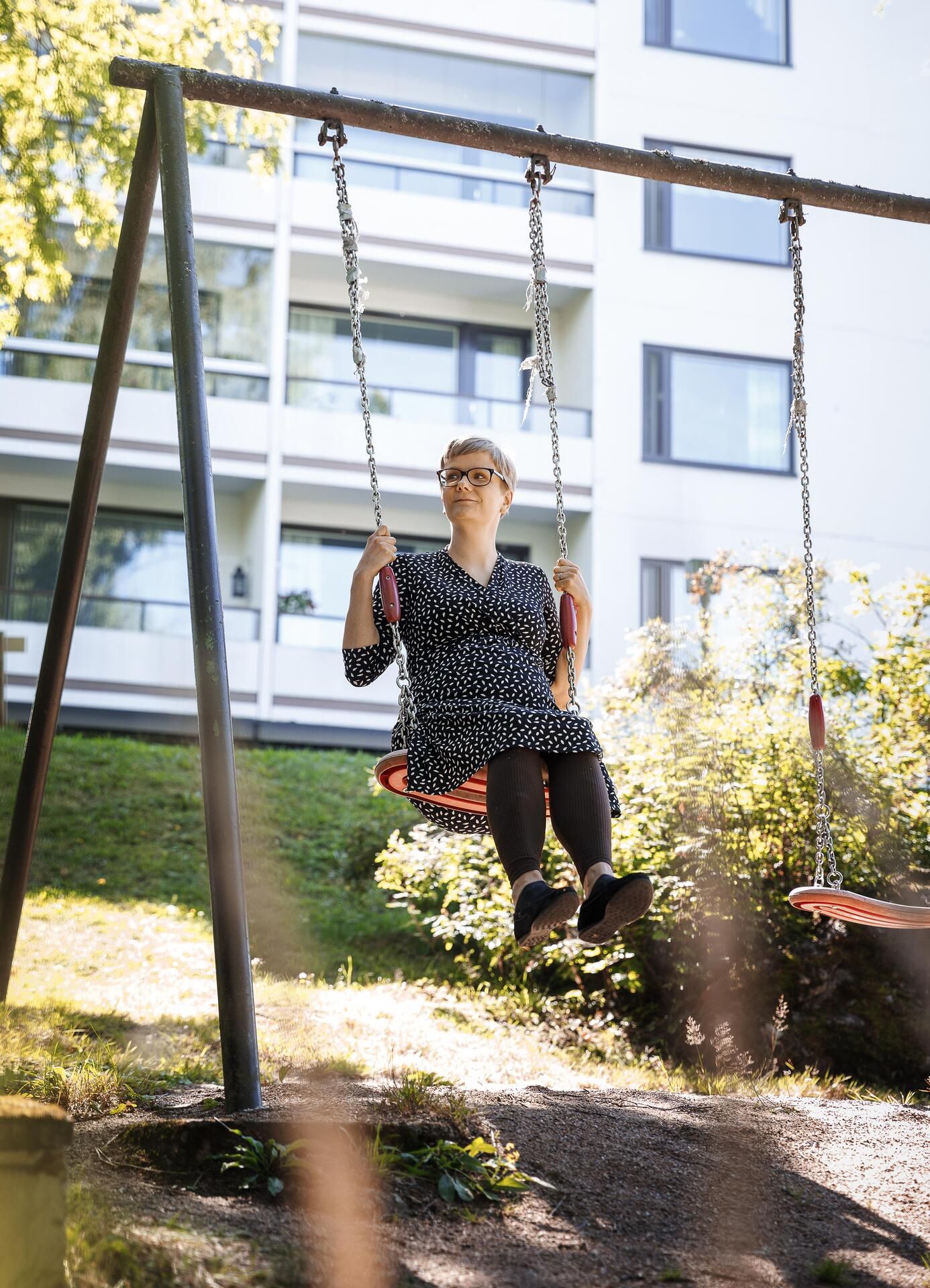 Katja odotti jutunteon aikaan toista lastaan. Esikoisen vauva-aikaan liittyi paljon täydellisyyden tavoittelua, mutta toisen lapsen kanssa Katja uskoo olevansa rennompi. 