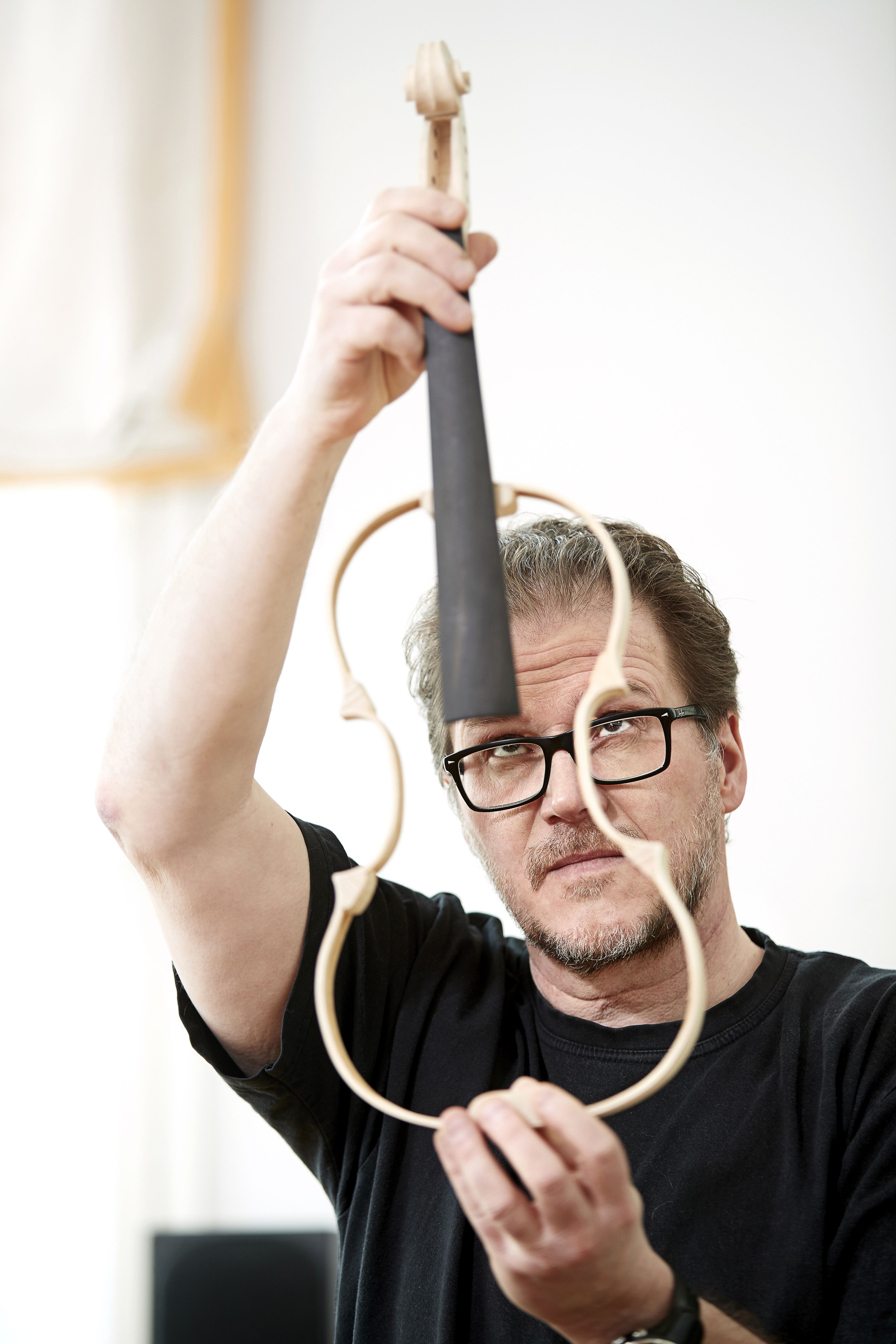 "Olen ajatellut, että itse tehty viulu olisi hieno perintö lapsenlapsille, jos sellaisia tulee", Juha Lakkala sanoo.