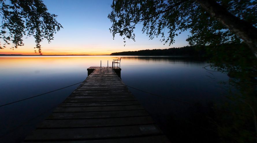”Tässä kaunis kesäyö viime kesänä mökin laiturilla.” – LiirumLaarumMies 