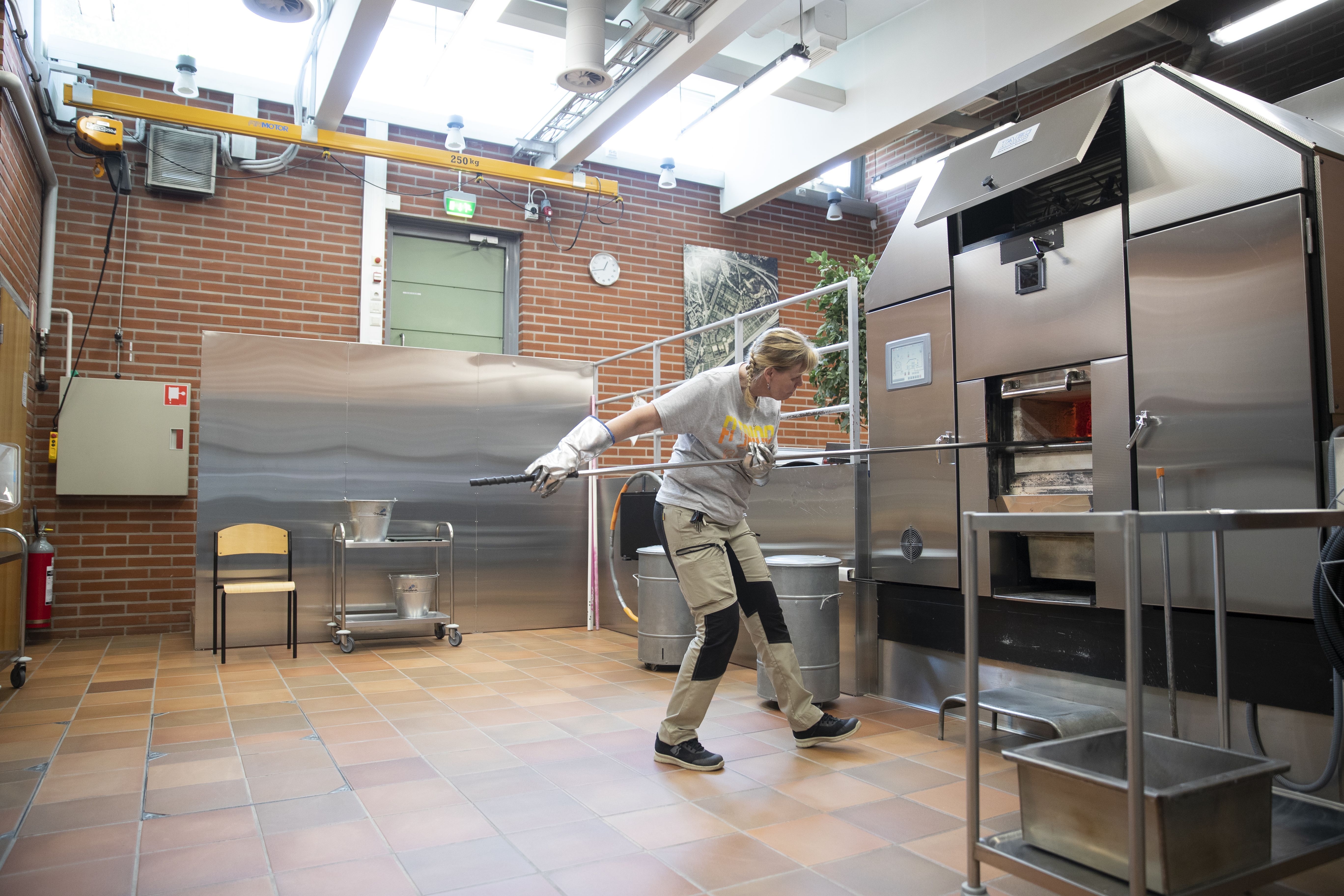 Uuni kuumenee yli 1000-asteiseksi. Tuhkien kolaamisen aikana lämpöä on 750 astetta. ”Kyllä se nopeasti kolan varren lämmittää. Pitää olla ripeä.”