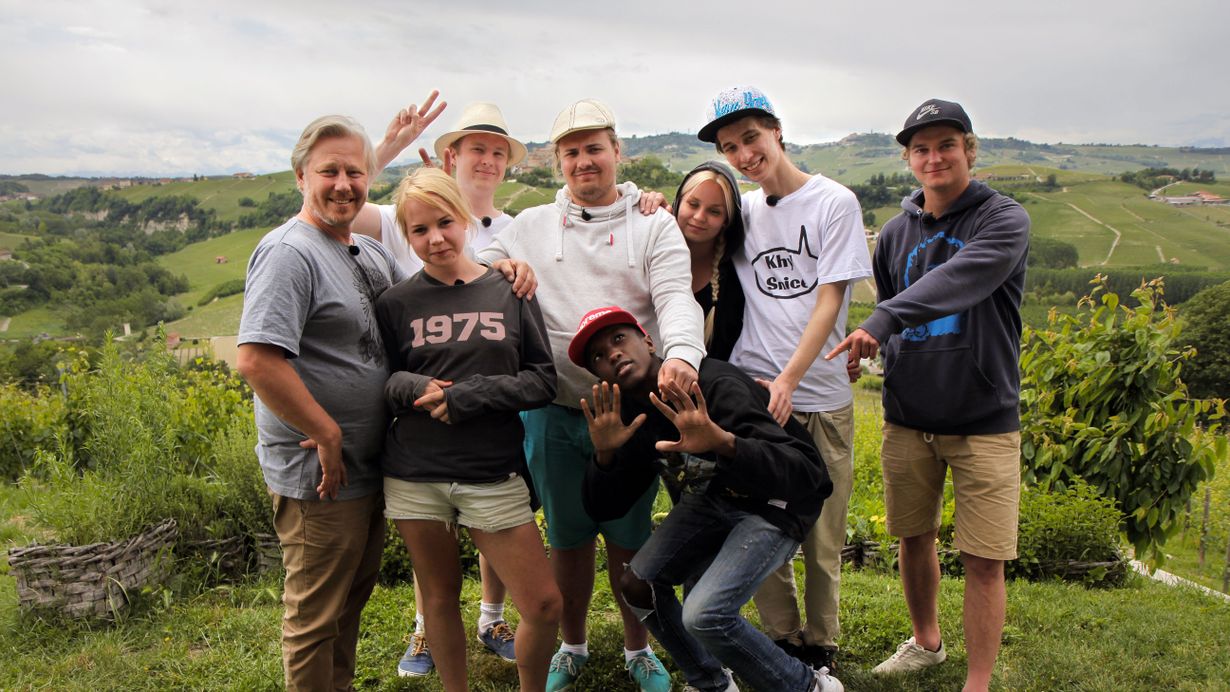 Jyrki Sukula opettaa nuoret kokin tavoille.