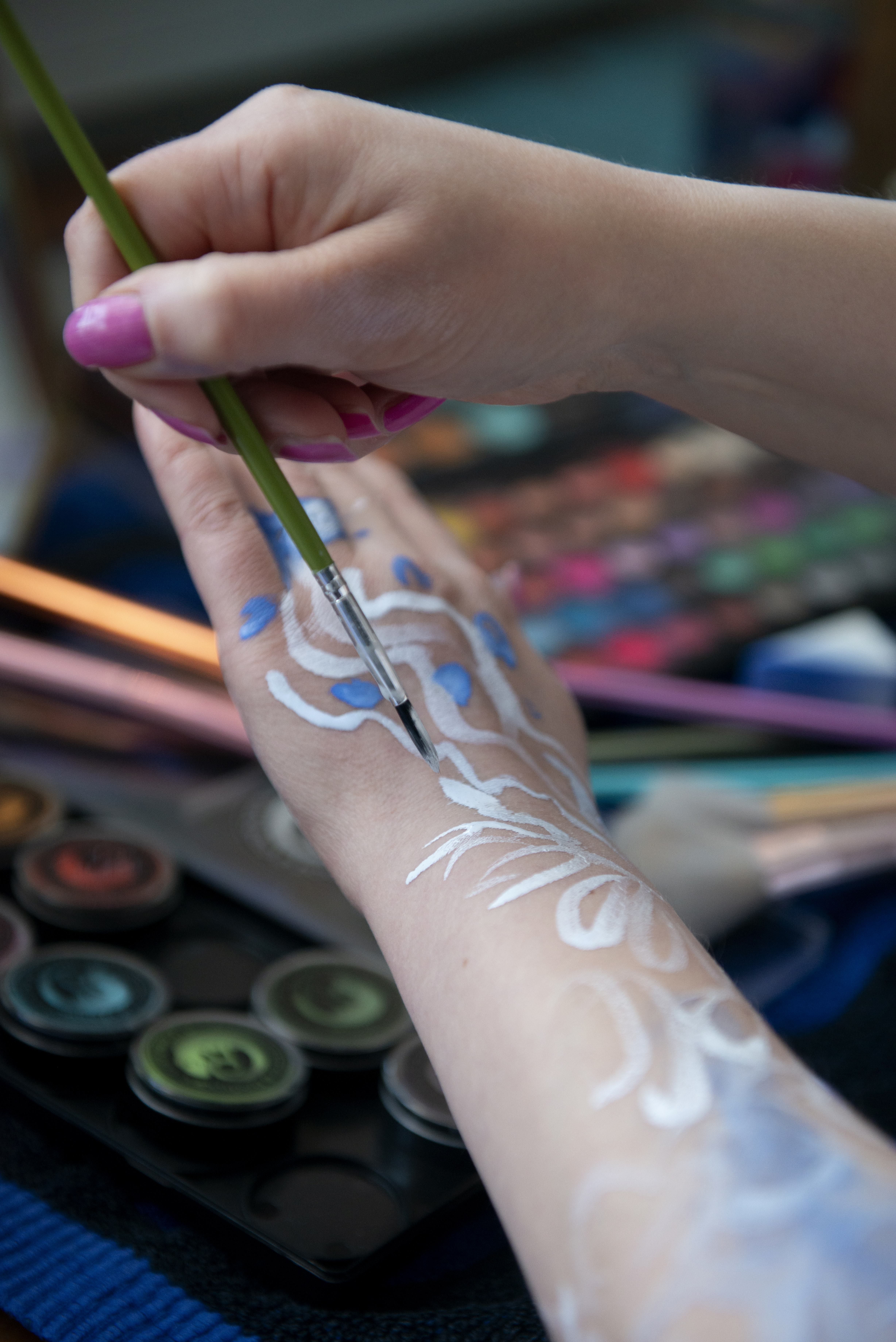 Laadukkaita kehomaaleja ei tarvitse laittaa iholle paljon, ne ovat yllättävän riittoisia. Pienestäkin purkista riittää useaan maalauskertaan, ainakin jos ei käytä yhtä väriä kerralla.