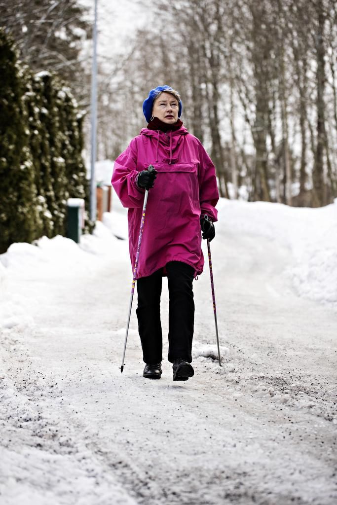 Kirsi ulkoilee paljon. Helsingin Malmilla seurana ovat kävelysauvat, joissa näkyvät Kirsin suosikkivärit. Hennijoen-kodissa metsäkävelyillä ovat mukana Litti-koira ja puoliso Timo. 
