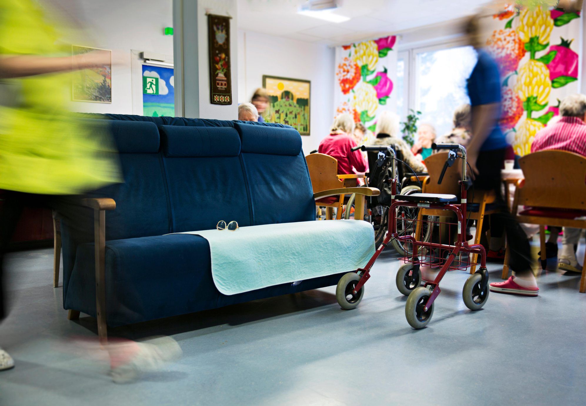 Rauhan lempisohva ja silmälasit ovat yhä tallella hänen viimeisen kotinsa oleskelutilassa.