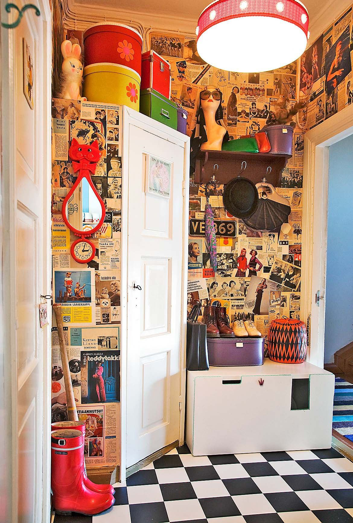 Eteinen on liisteröity lehtikuvilla. Valkoisesta Ikean lelulaatikosta syntyi kissojen toiletti.