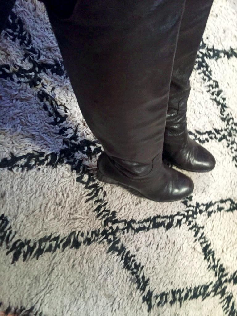 ”Valitsin tyylikkäät, mutta epämukavat saapikkaat. Liukastelin koko päivän.”