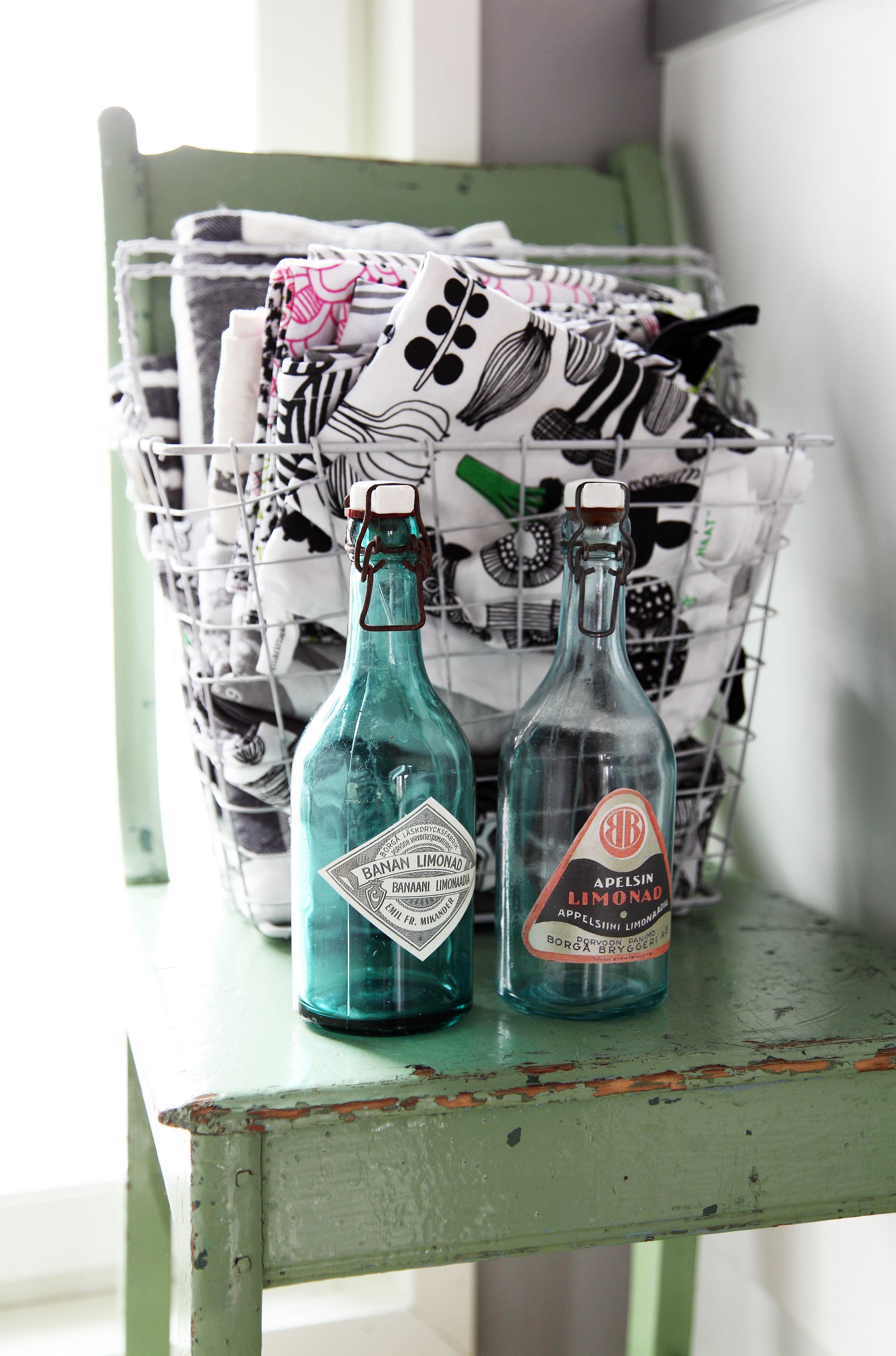 Vanhat lasipullot on hankittu kirpputorilta. Anne on heikkona vihertäviin ja sinertäviin lasiesineisiin.