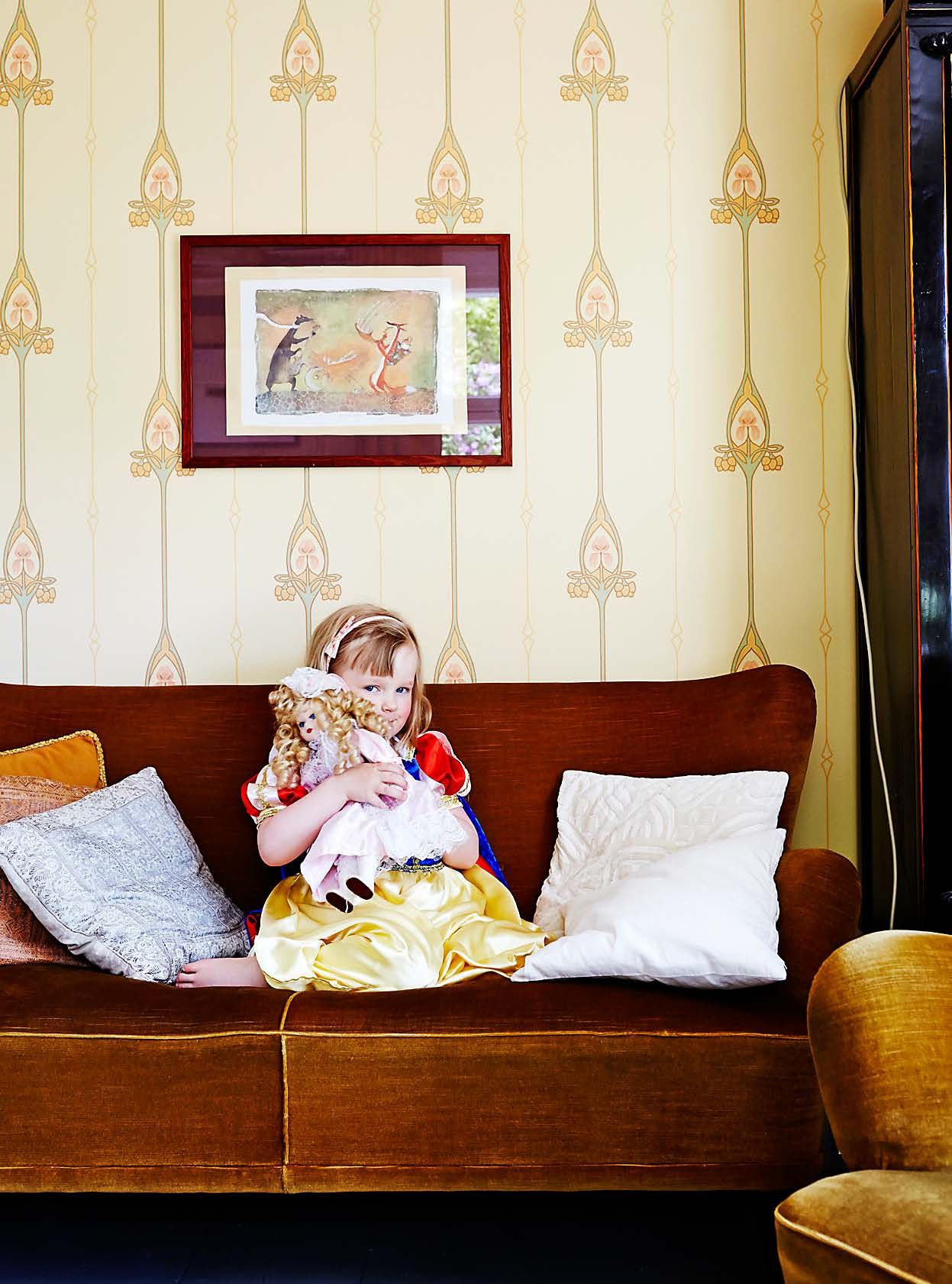 Olohuoneen sohvaryhmä on lohjalaisesta antiikkiliikkeestä ja valmistettu 1940-50-luvulla.