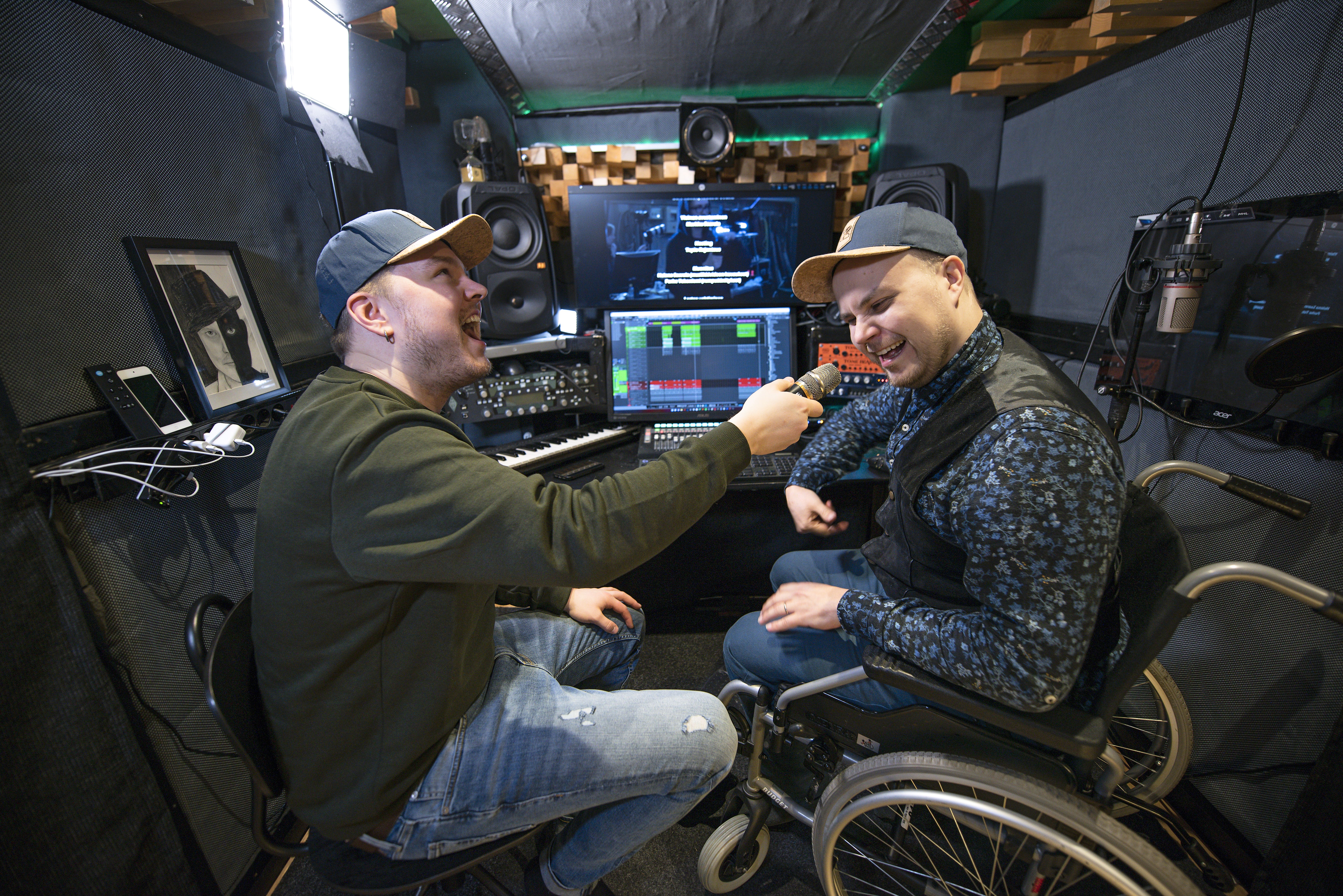 Jukka rakensi kerrostalokotiinsa äänieristetyn studion. Jamittelemassa Jukan ystävä, henkilökohtainen avustaja ja Jurassic Parkinson -kollektiivin jäsen Miko Tekoniemi. 