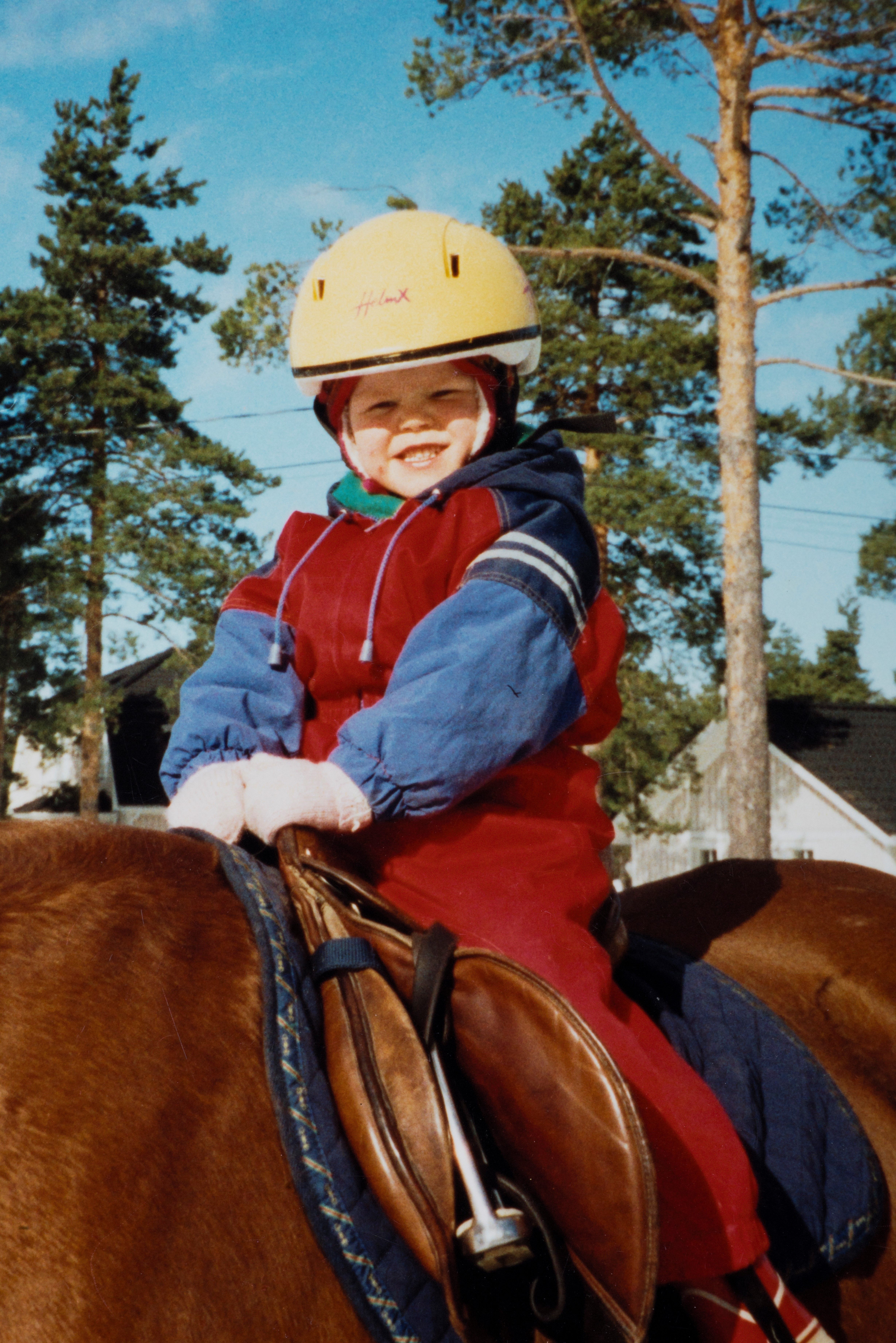 ”Kasvattiäidin kokoama valokuva-albumi on suurimpia aarteitani. Kun näin ensimmäistä kertaa Lisan ratsastuskuvia, ajattelin heti, että äidin tyttö, minun tyttö. ”