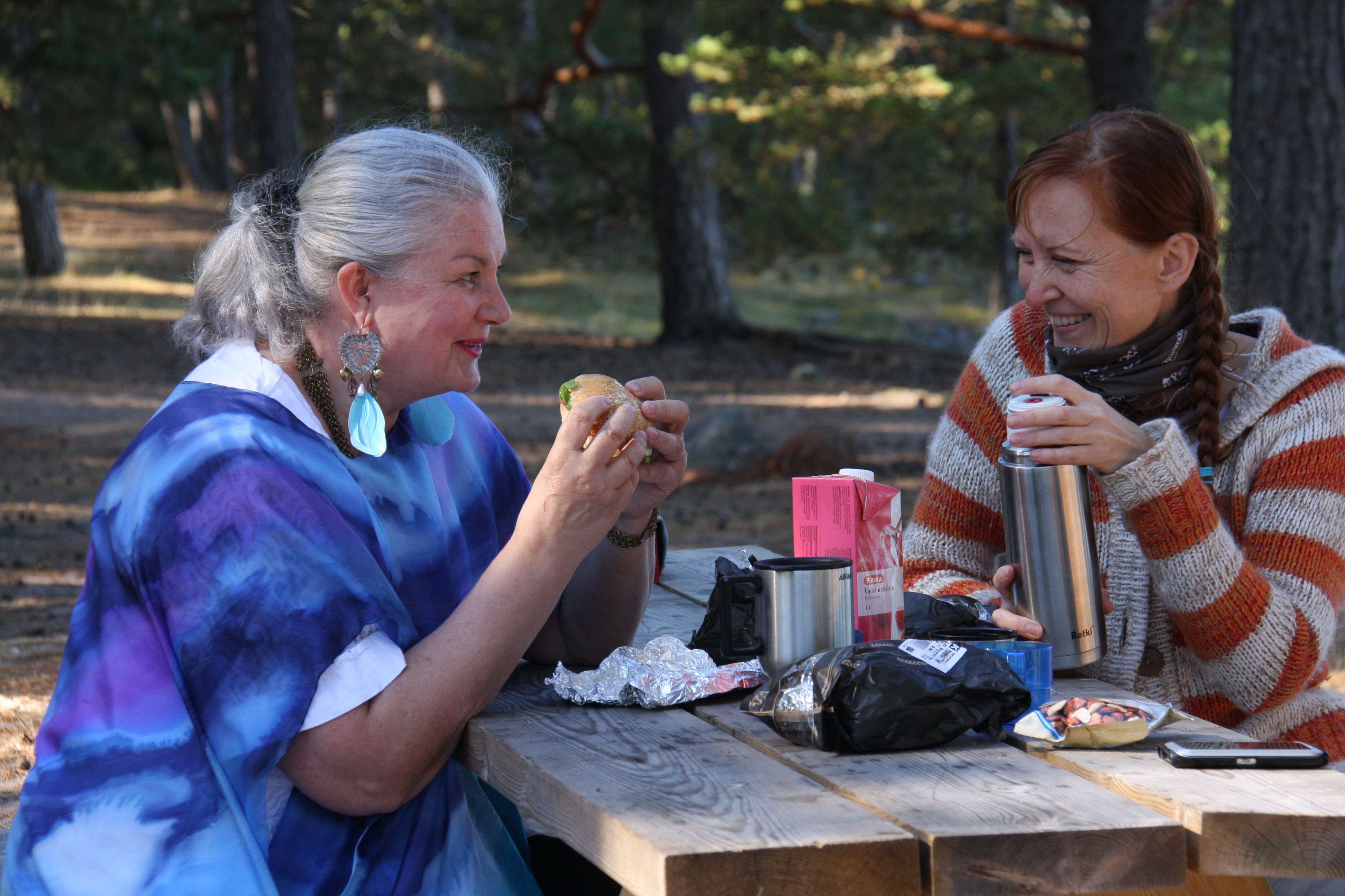 Päivi Kanerva ja Merja Miesvirta kuvaustauolla. Välillä naiset itkivät yhdessä, välillä nauroivat kippurassa jollekin ihan hupsulle. Päivi on oppinut, että nauru ei loukkaa surua ja kaipausta. Ne säilyvät silti.
