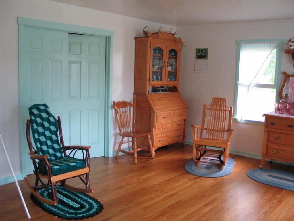 Huonekalut ovat itse tehtyjä. Monella amissimiehellä on oma puuverstas ja puusepän taidot kulkevat perheessä isältä pojalle.