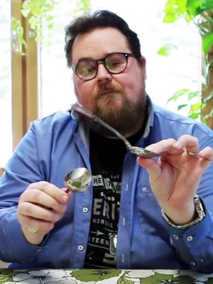 KK Mentalisti Pete Poskiparta taivuttaa lusikan ajatuksen voimalla