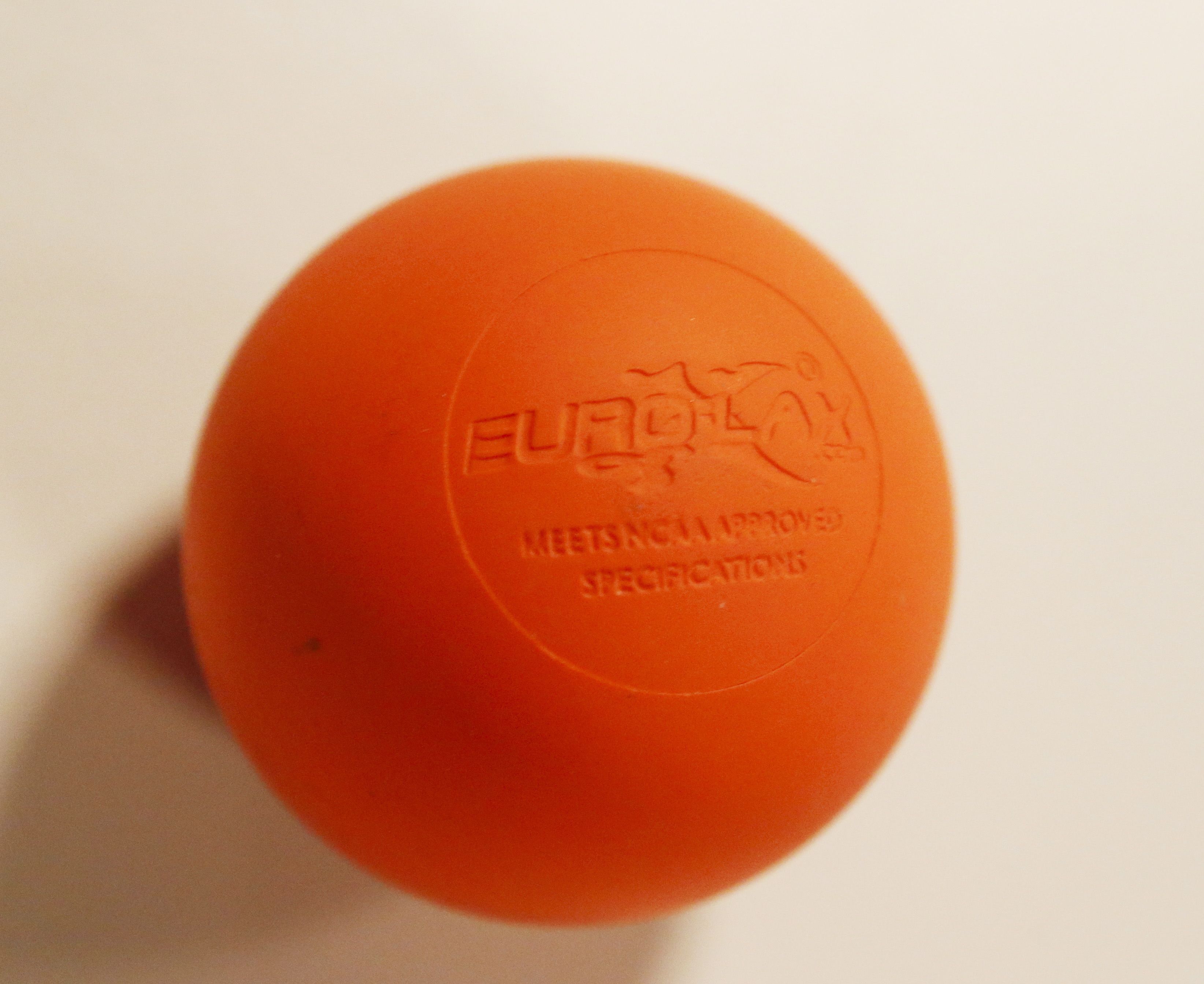 Tämän hierontapallon hinta on kympin luokkaa.