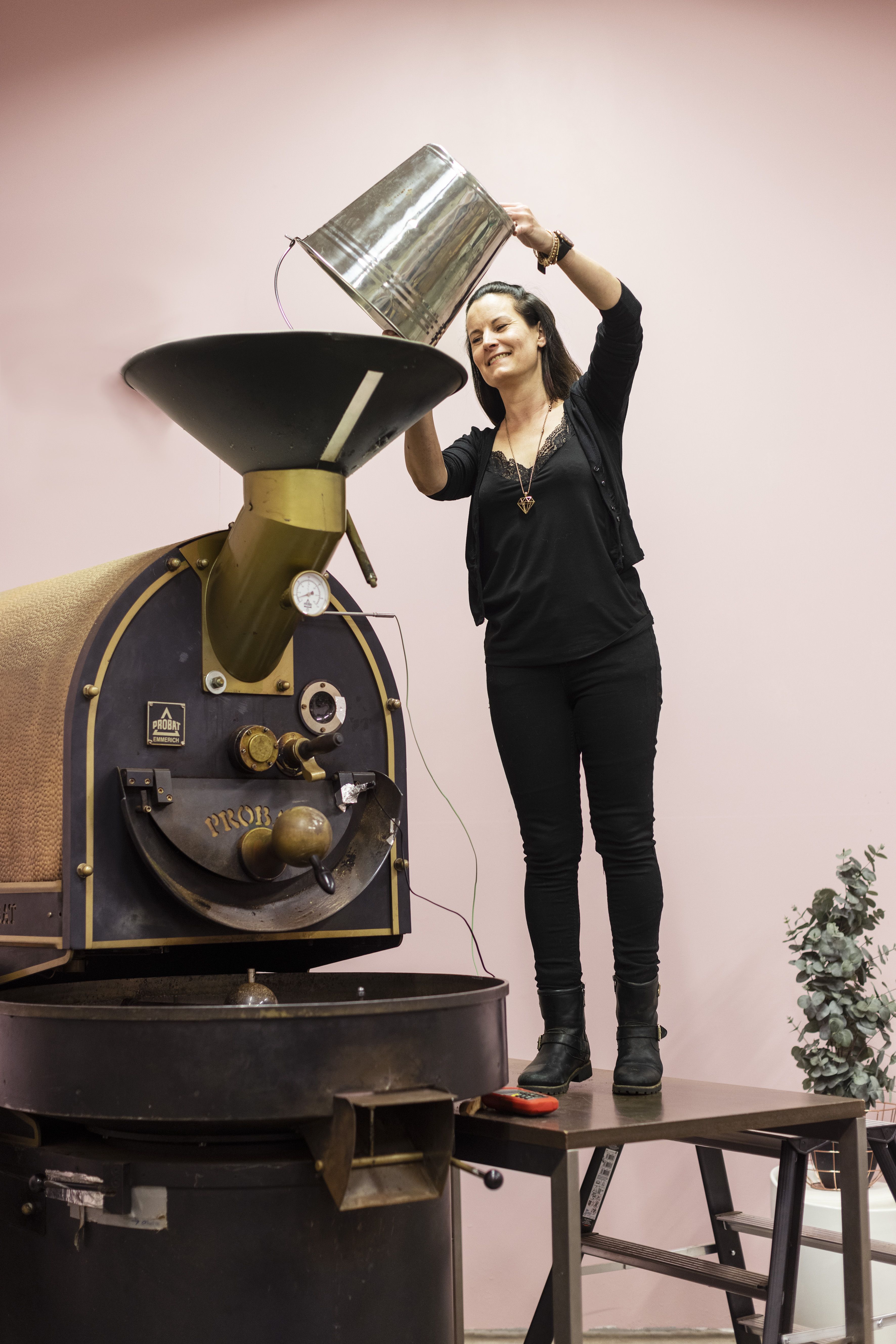 Hannamari valmistaa yhden naisen paahtimossaan kahvinsa alusta loppuun käsityönä. ”Kahvimaissa eletään aivan eri maailmassa kuin täällä, ja se tuottaa monenlaisia ongelmia. Haluan auttaa kahvintuottajia.”