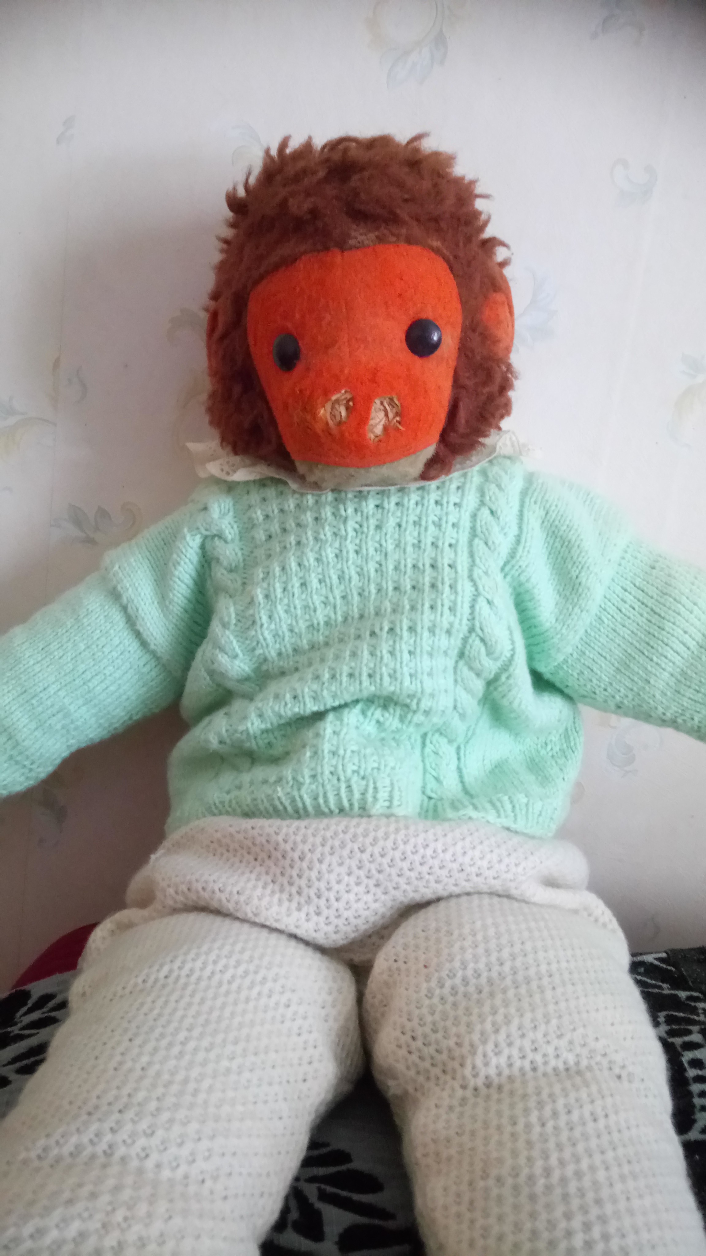 "Rakkain pehmoleluni ikinä! Aika ja leikit jo näkyvät. Omat lapseni eivät ole Reiska-apinalla koskaan saaneet leikkiä, niin hauras se on." – Minna