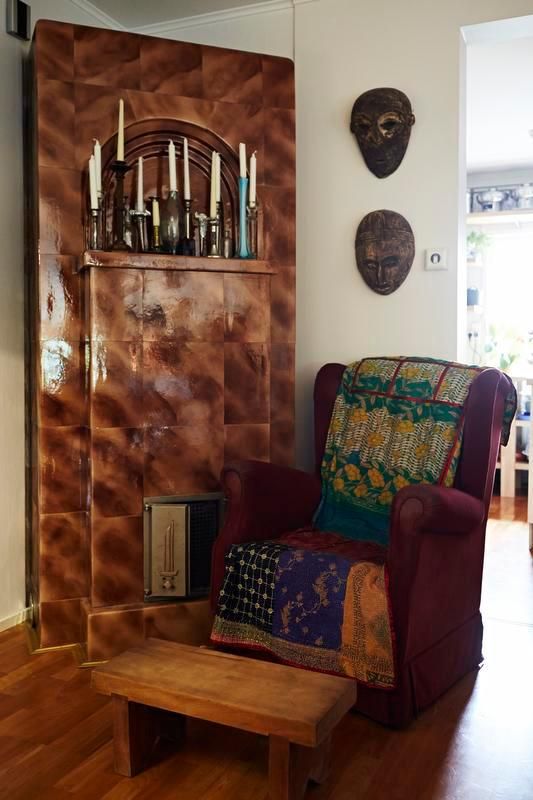 Värikkäitä kenialaisia tekstiilejä on Turun-kodissa kaikkialla. 