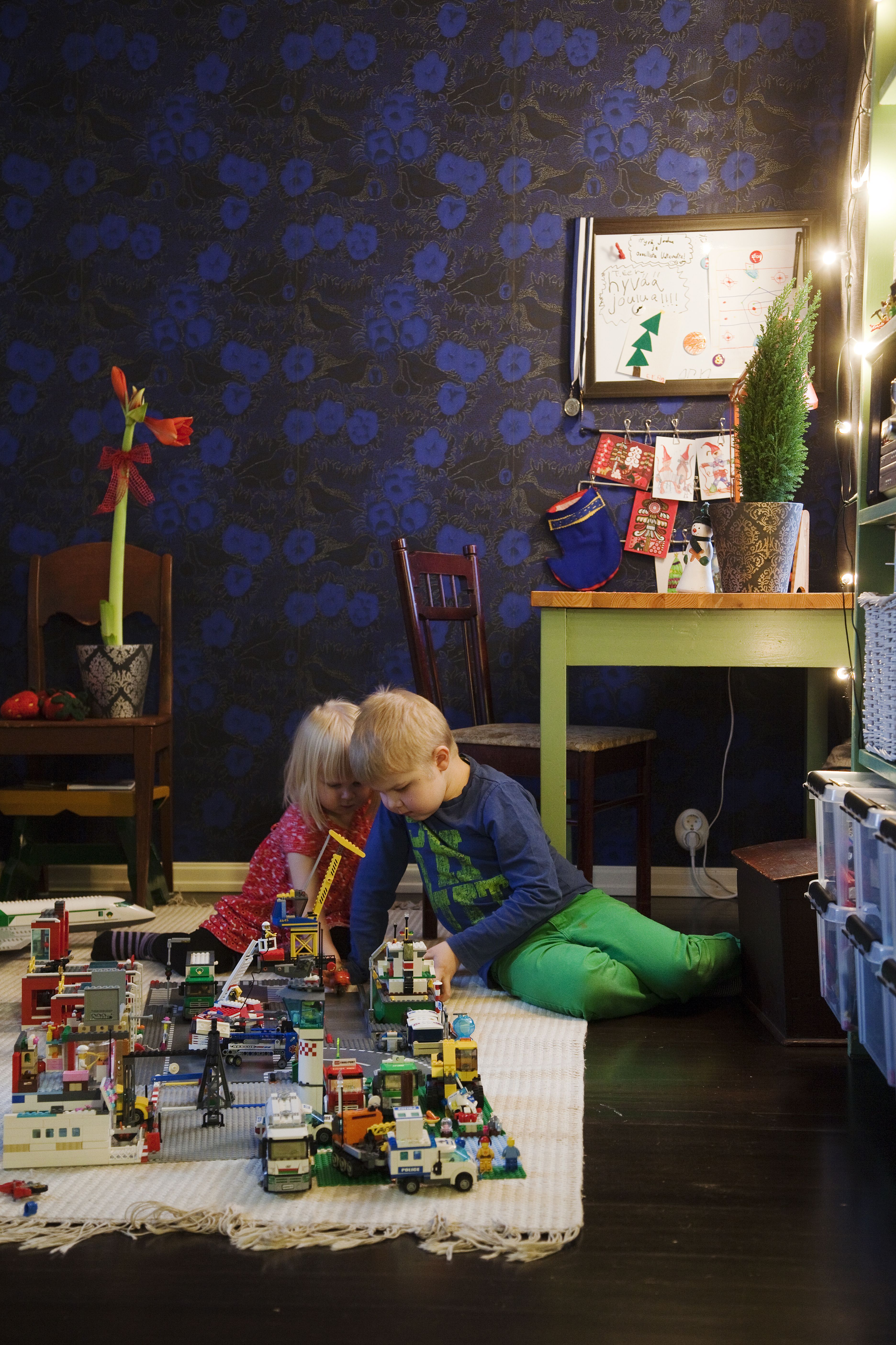Eeron huoneen seinään Katja valitsi Kiurujen yö -tapetin. Eero on innokas Lego-mies. Tällä kertaa myös Siiri-sisko saa vähän auttaa.