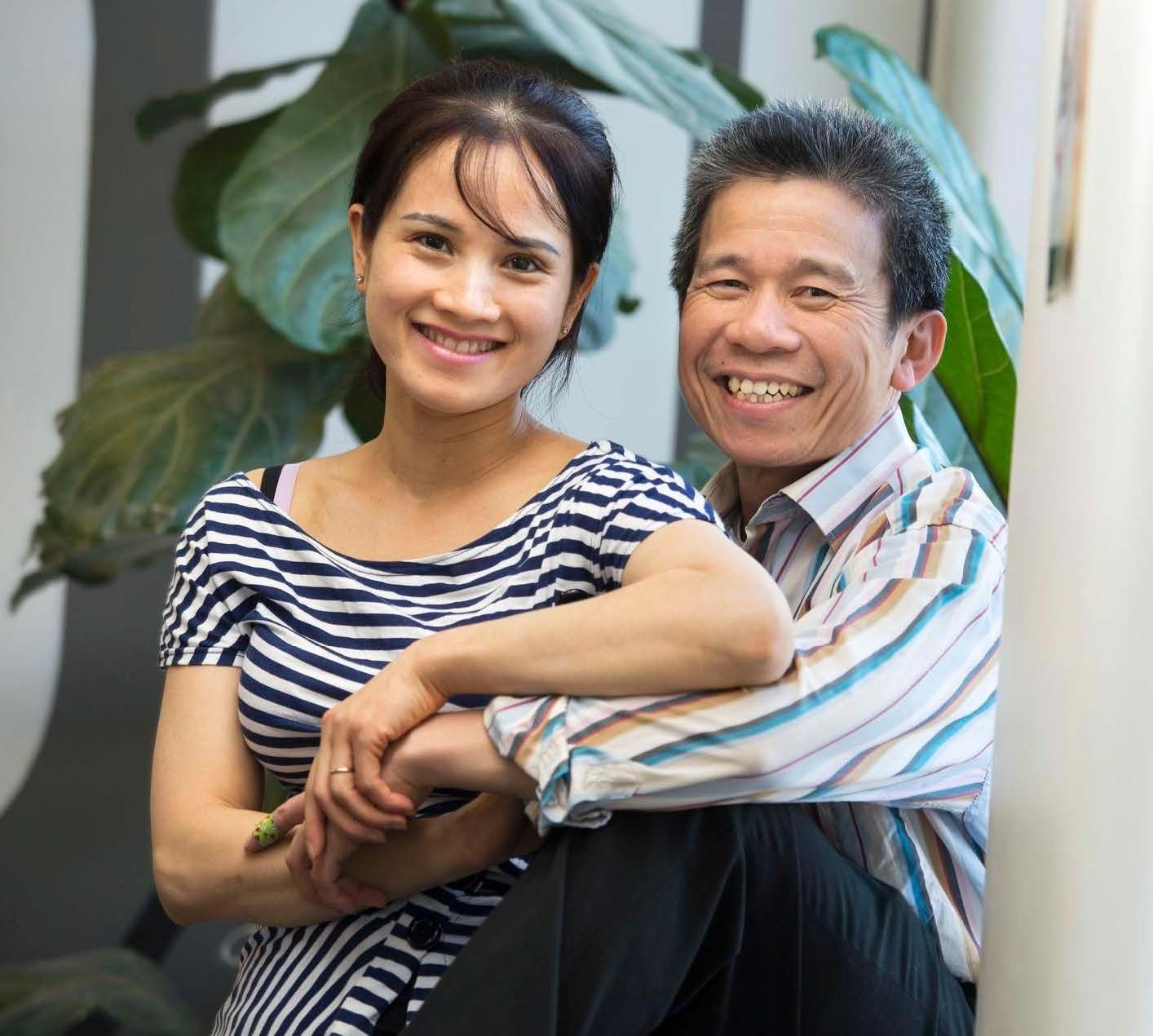 Lien Nguyen ja Hau Pham pyörittävät marketin salaattibaaria ja kahvilaa Helsingissä.