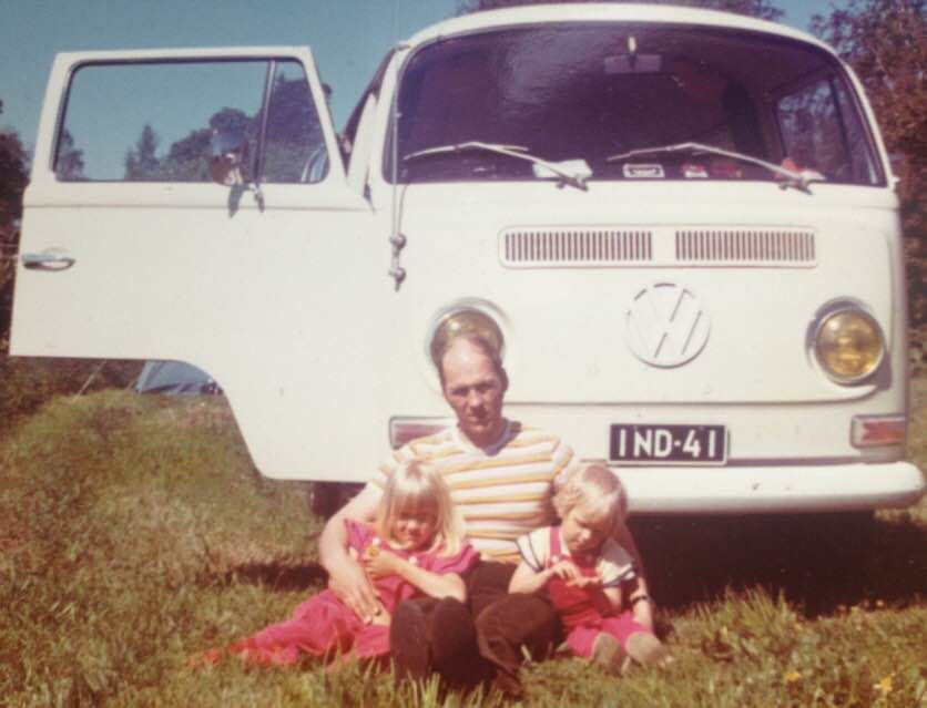 Kiersimme Lapissa useina kesinä. Äiti ei tykkää reissaamisesta, joten iskä lähti sitten kahden tytön kanssa. Mukana oli joko tätini tai enoni perheineen. Kuvassa olemme jossakin Lapissa 1970-luvulla, minä vasemmalla ja oikealla pikkusiskoni. 