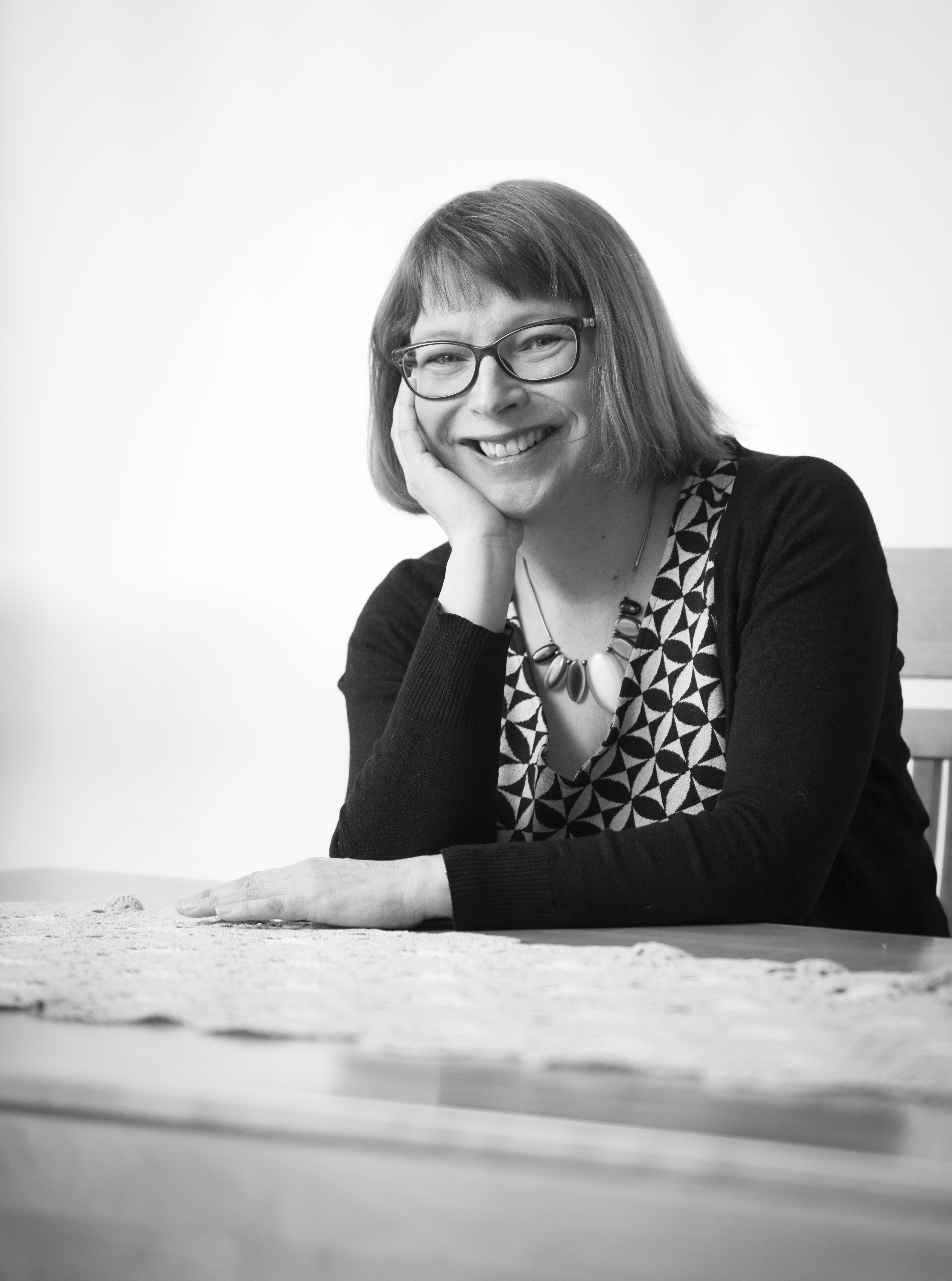 49-vuotias kirjailija Pauliina Susi asuu Vantaalla. Perheeseen kuuluvat mies ja kaksi tytärtä, Lenita, 20, ja Marianne, 23. Viime vuonna Susi sai Vuoden johtolanka -palkinnon verkkourkintaa käsittelevästä romaanistaan Takaikkuna. Tänä syksynä&nbsp;ilmestyi&nbsp;sen itsenäinen jatko-osa Seireeni. Pauliina harrastaa puutarhanhoitoa.