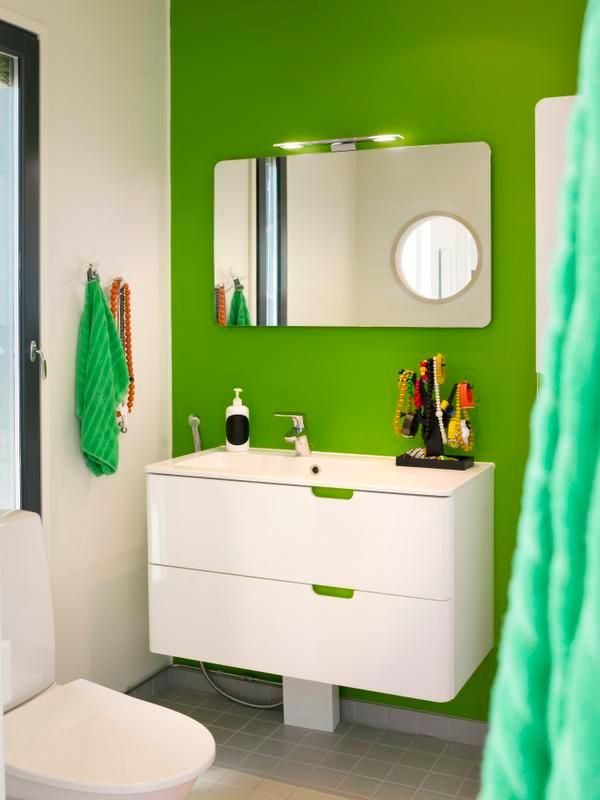 Kylpyhuone on raikkaan ruohonvihreä. Kaapit ovat Hafan Lime-sarjaa.
