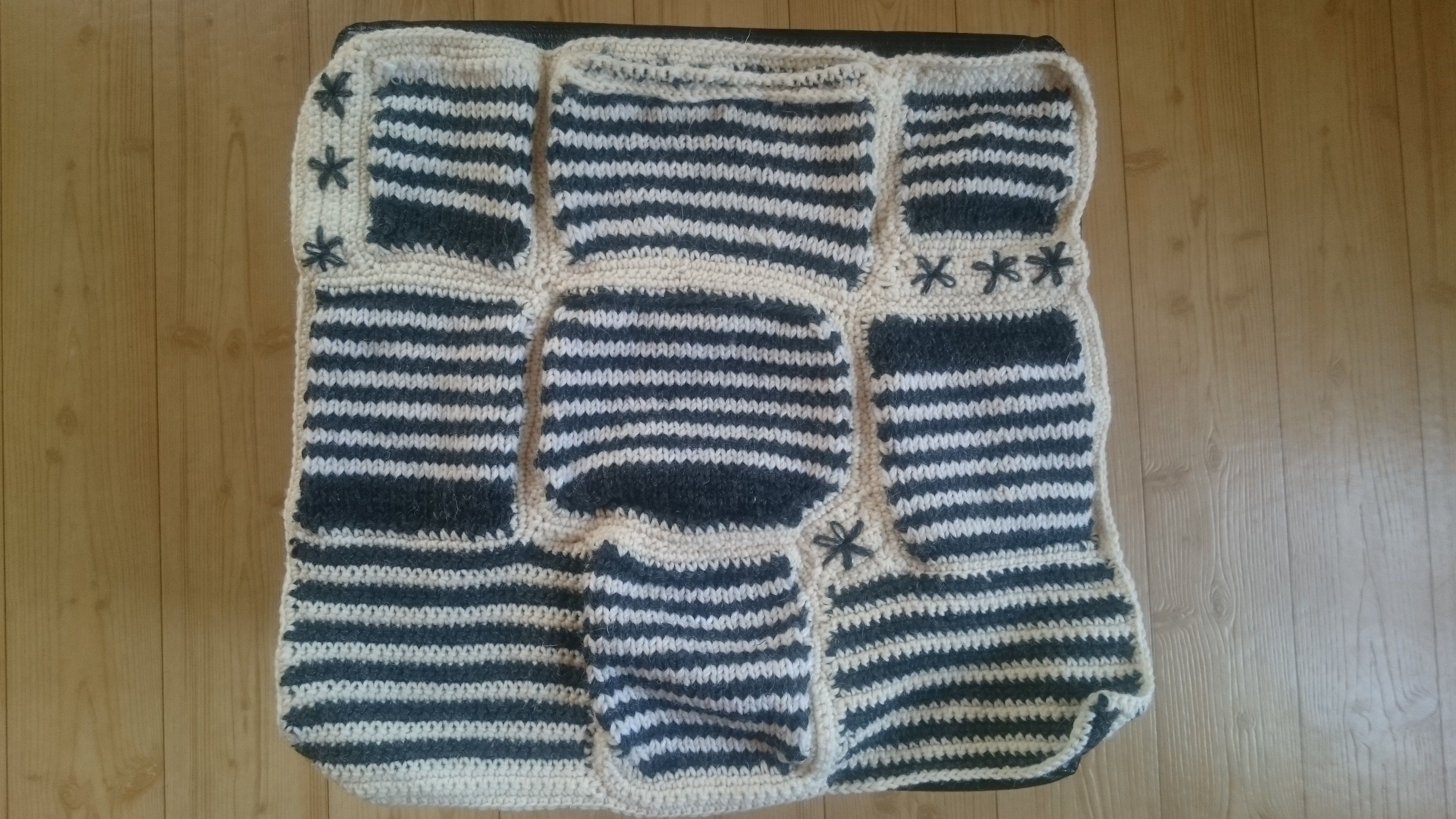 "Näistä musta-valkoraidallisista kappaleista piti tulla seeprapehmolelu. Osaset eivät kuitenkaan sopineet yhteen, joten päätyivät jonkinlaiseksi nukenpeitoksi." – Anne