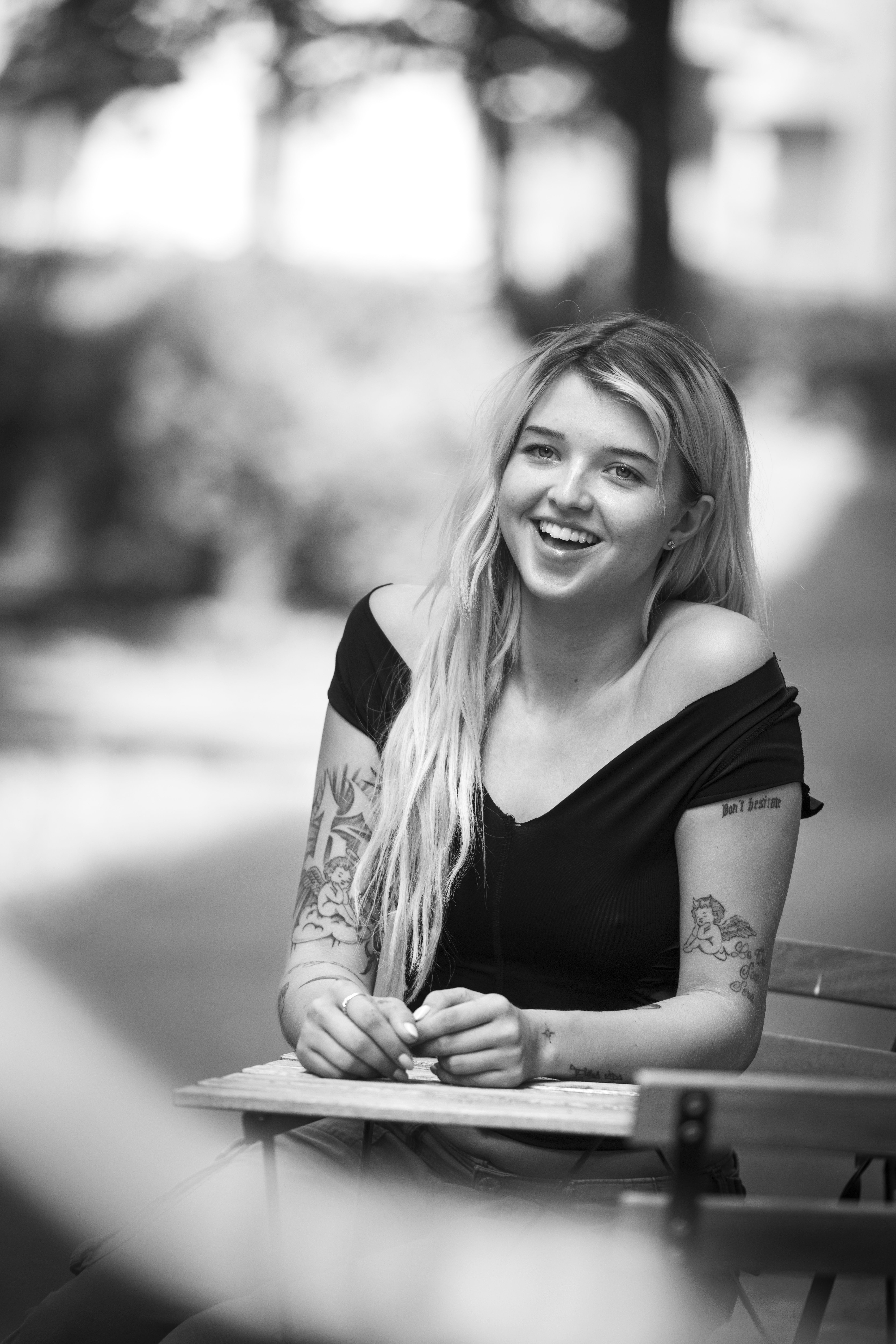 Joalin Loukamaa on 22-vuotias yrittäjä ja artisti. Hän asuu yksin Turussa. Perheeseen kuuluvat äiti, isäpuoli ja kaksi pikkusisarusta. Joalinilla on miljoonia seuraajia sosiaalisessa mediassa. Joalinista tuli kansainvälinen tähti vuonna 2017, kun hän liittyi tanssijana Now United -kokoonpanoon. Ryhmästä Joalin erosi viime vuonna ja keskittyy nyt soolouraansa laulajana.