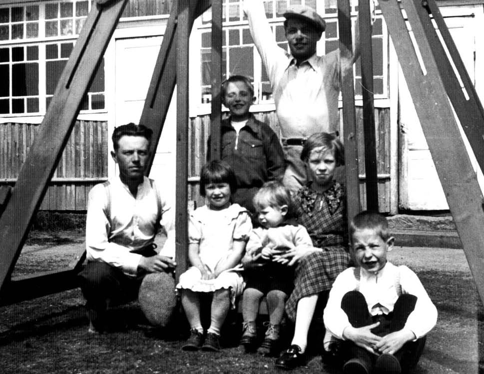  Vanhasen perheen sisarukset Karjalassa vuonna 1936. Edessä vasemmalta Reino, Maija, Ahti, Annikki ja Veikko. Takana Yrjö ja Väinö. 