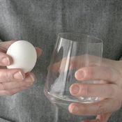 Näin kuorit munan vesilasissa