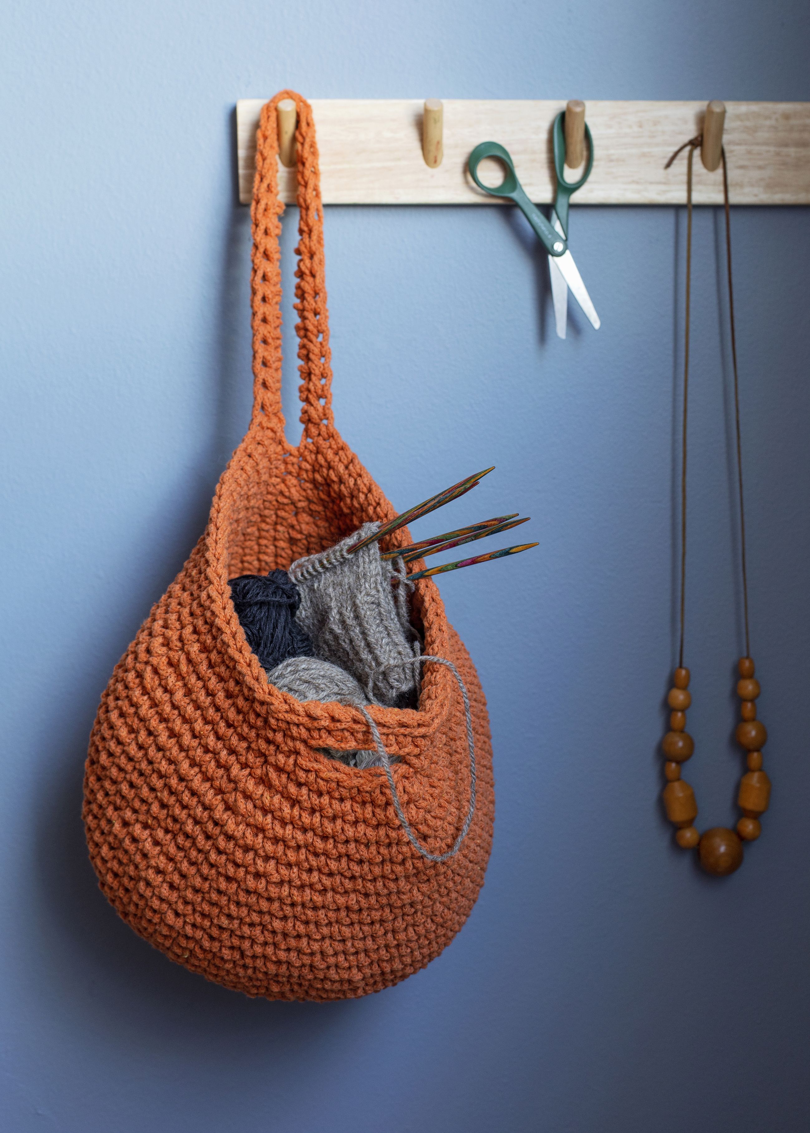 ”Jokainen saa joskus itsensä kiinni siitä, että kauheata, minähän olen ihan kuin meidän äiti tai isä. Juuri ne ärsyttävimmät piirteet sieltä lyövät läpi”, Marianna Stolbow sanoo.