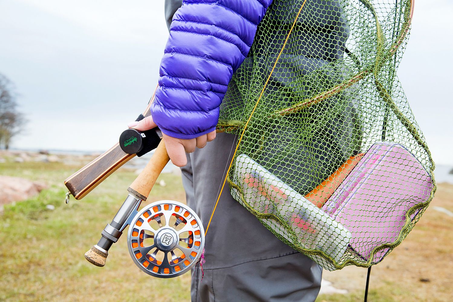 Perhokalastukseen voi upottaa loputtomasti rahaa, mutta vähälläkin pärjää. Vapa, siima, kela ja pari perhoa jo riittävät. Katrin solmuton haavi ei vahingoita kalaa.