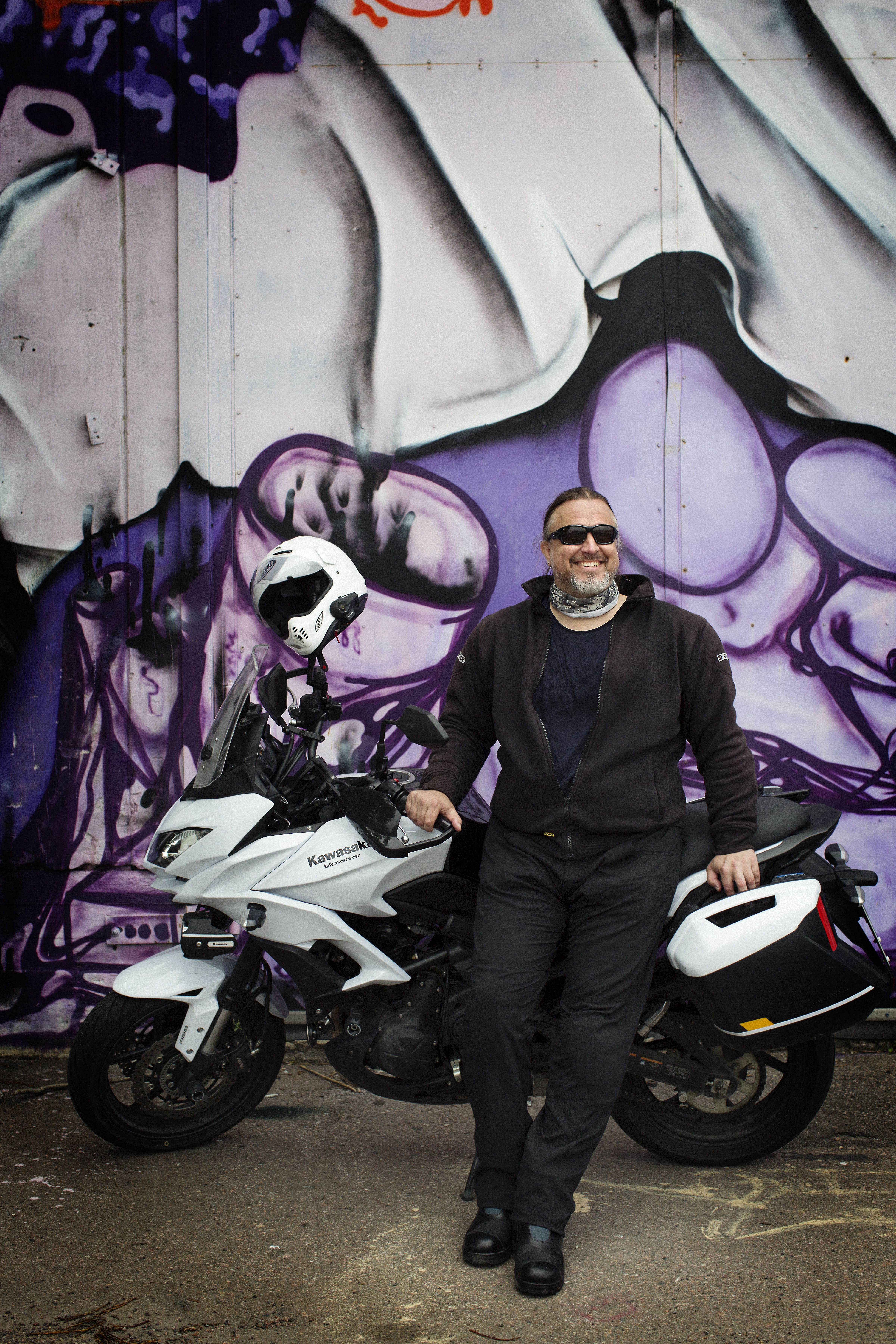 ”Moottoripyöräni mallin nimi on Versys. Se ärsyttää! Paljon hienompi nimi olisi Ninja tai Intruder.”