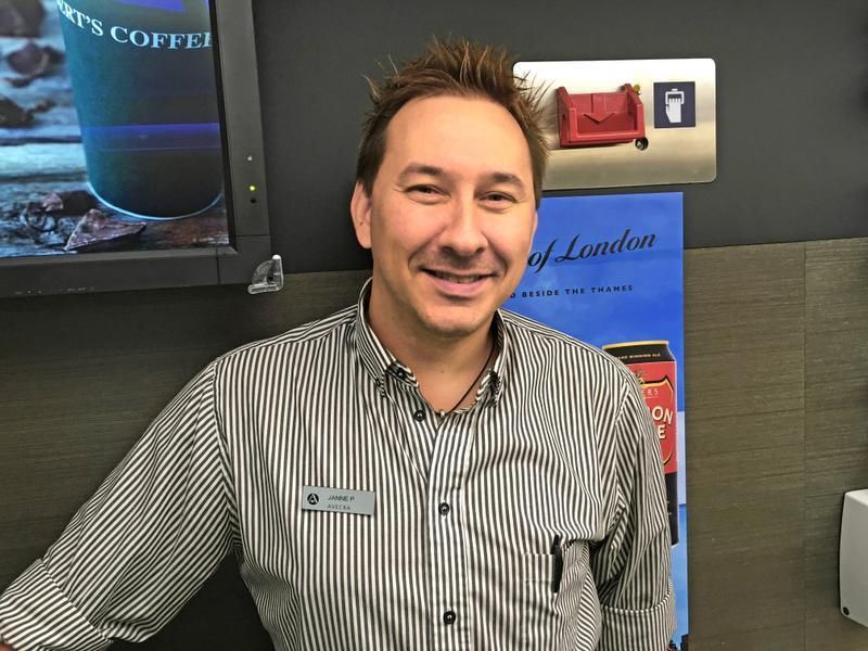 "Eilen illalla renssasin härkäpapuja: kuorin, esikeitin suolaliemessä, jäähdytin ja pakastin talvea varten. Pavut ovat omalta pieneltä maatilaltani, ja niitä on paljon. Mikä tuoksu niistä tulikaan. Se oli onnenhetkeä koko ilta." Janne Palmu, 41, junatarjoilija, Hauho