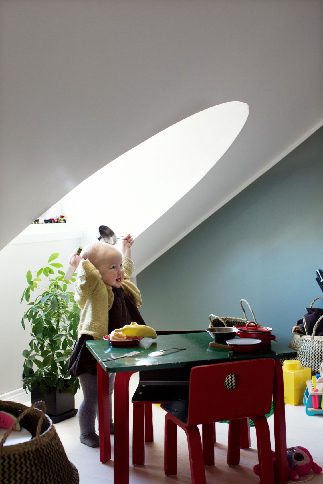 Yläkerrassa on hyvää tilaa lapsille ja heidän kavereilleen. ”On luksusta, että meillä on tilaa yövieraille”, Maria sanoo.