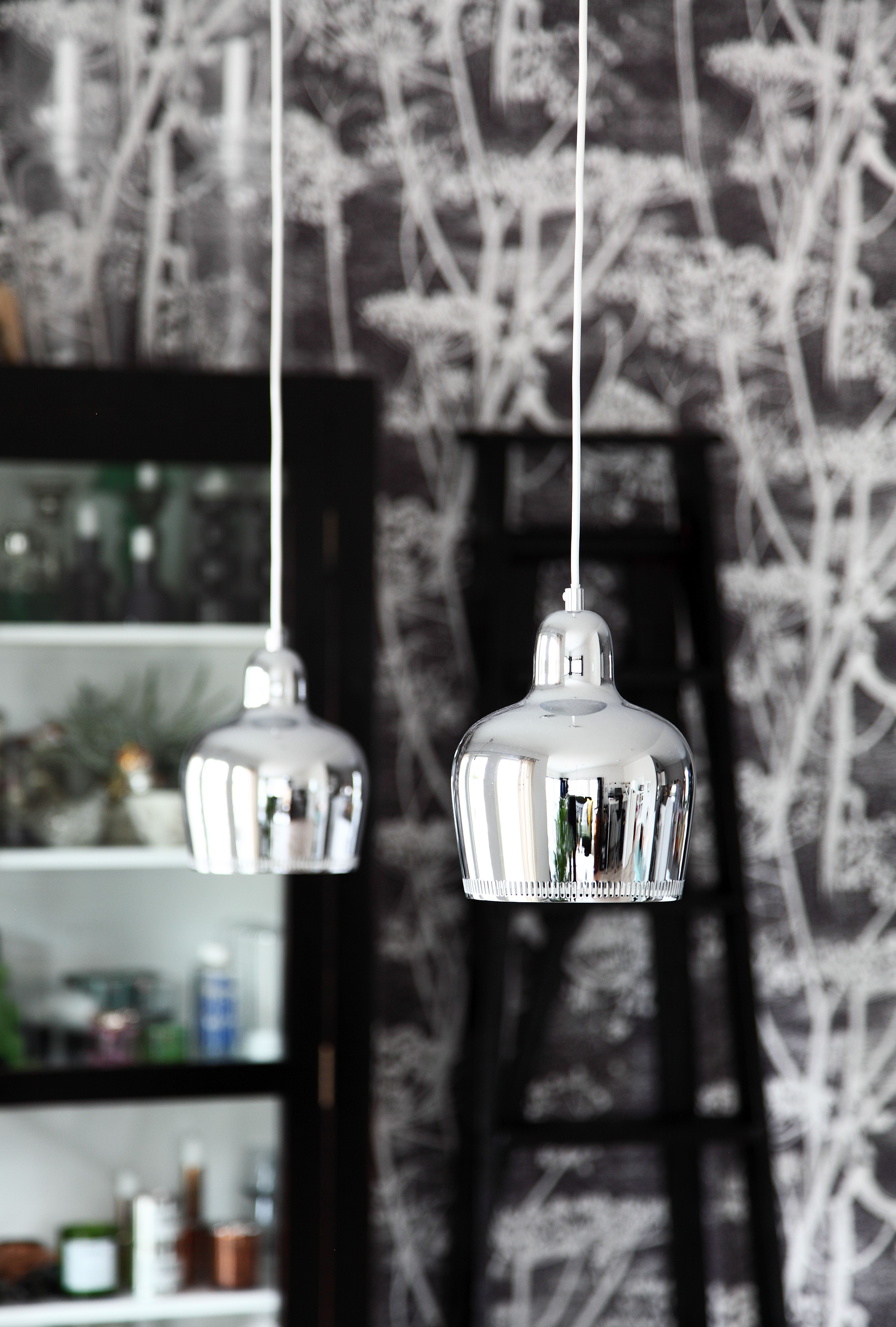 Ruokapöydän päällä on Artekin klassikkovalaisimet. 