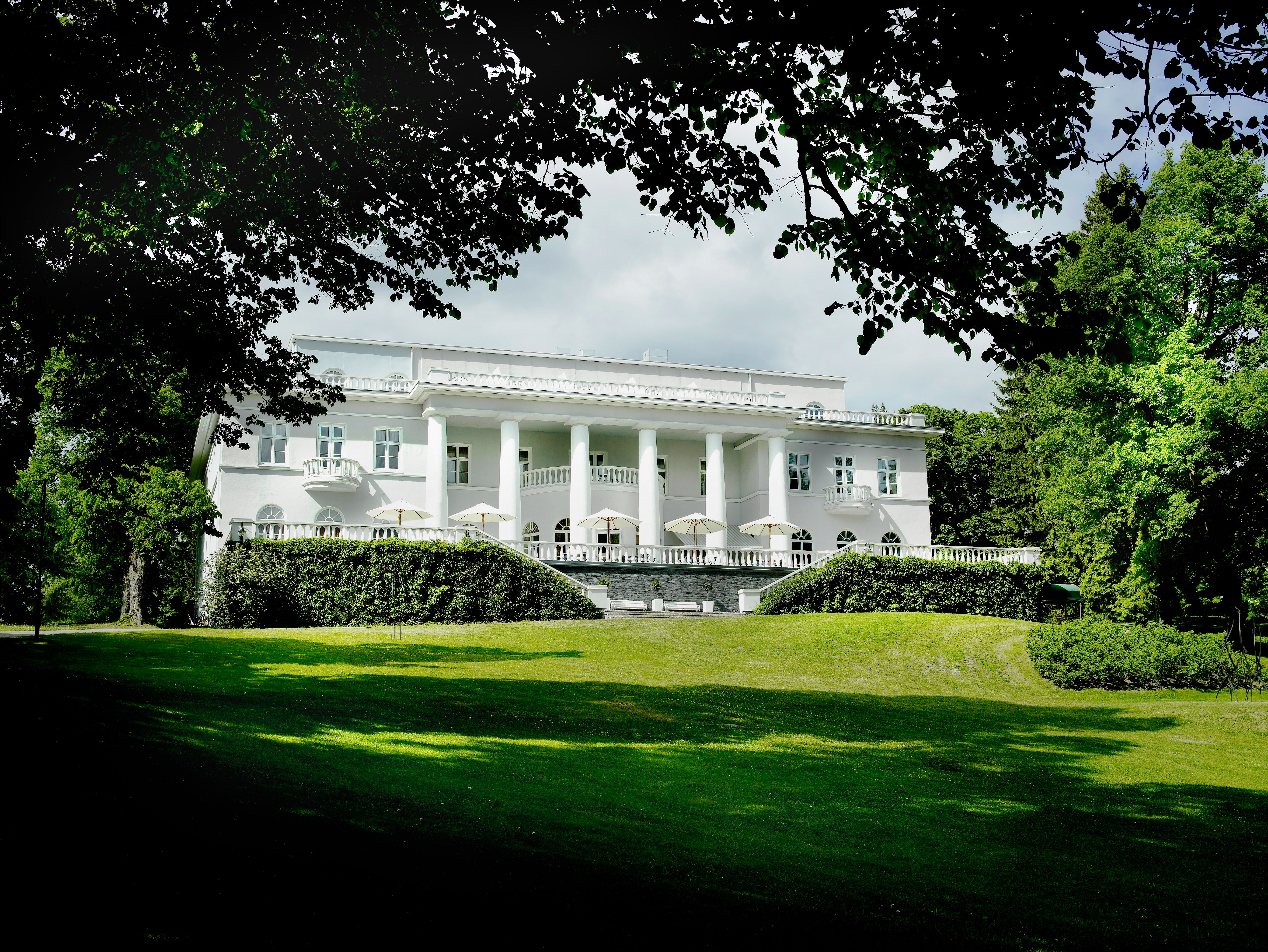 Haikon kartanon rantahuvilassa tanssitaan juhannustanssit.