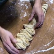 Saksilla leikattu pullapitko