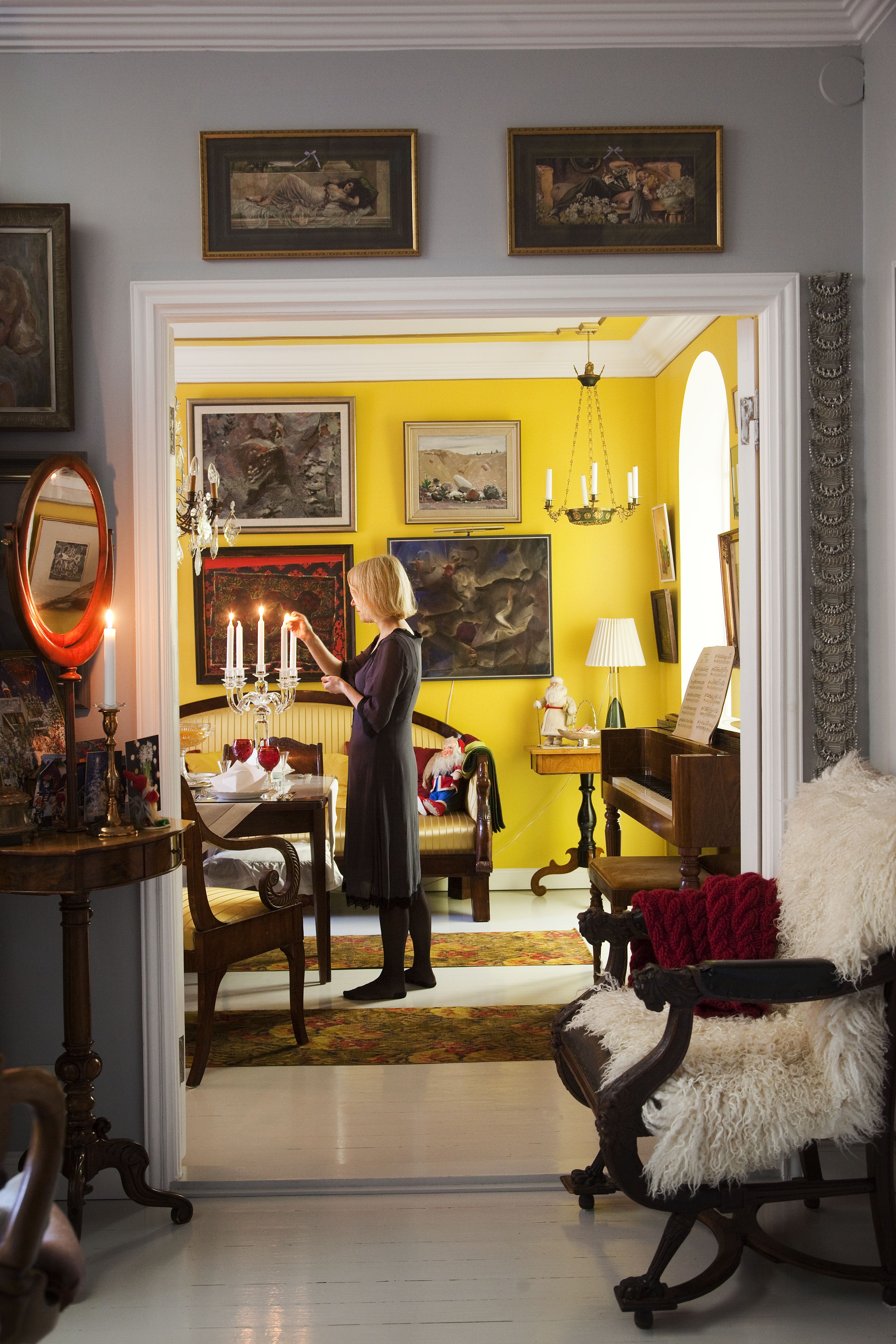 Tule joulu kultainen! Makuuhuone aukeaa olohuoneeseen. Etualan tuolin Piritta sai syntymäpäivälahjaksi Mikolta. ”Kun ehdin istahtaa, otan esiin neuleen ja kuuntelen Ylen puheohjelmaa radiosta."