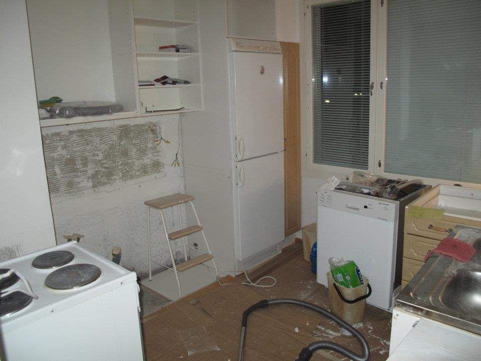 Keittiön purkamisessa Jonnan kaveri auttoi hyvillä neuvoilla ja välillä hartiavoimillakin.